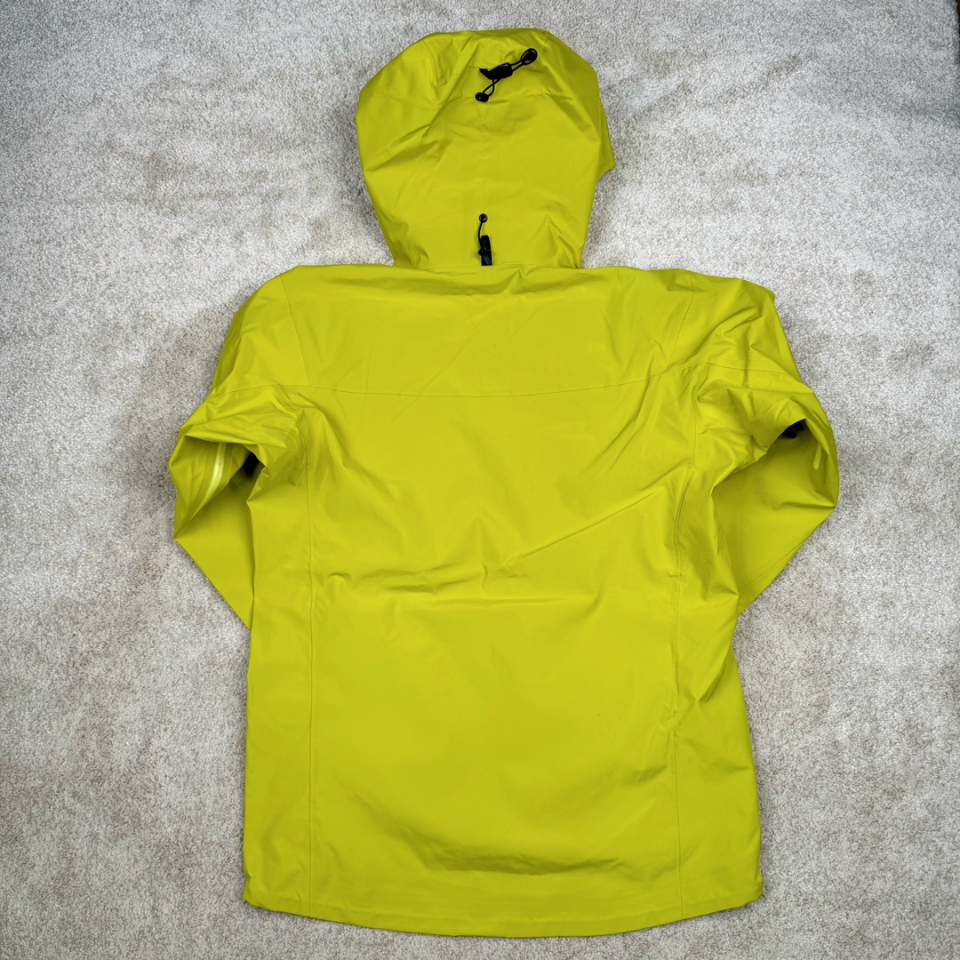 图片[2]-＃TZD Arcteryx Alpha SV 7 GORE-TEX Pro 始祖鸟第七代刺绣Logo图案休闲运动连帽拉链硬壳户外远足防水冲锋衣 台州顶级批次 现货供应 针对严酷的户外环境而设计 旨在为运动爱好者提供终极的保护 定制Bluesign认证的采用带经编背衬N40 P 3 LGORE-TEX面料 轻薄而耐磨，防风、防水且透气 三层复合 在高摩擦和易损坏的部位进行了加固处理 依照鸟核心科技E3D修身剪裁 整衣3D立体仿生学设计衣长臂弯 符合人体工程学剪裁原理 运动自如 采用YKK防水拉链 需要专业机器激光切割的弧形再用防水拉链热压合缝 定制拉链绳无色差竖纹打枣 刺绣采用进口TAJIMA机台加工 进口百灵达刺绣机器立体饱满 内膜高温压胶工艺 工人一小时才能压一件 做工精细全套辅料开模定制 水洗标吊卡齐全压胶工艺 带弹性帽沿锋帽 头盔兼容式风雪帽 兼容头盔视线自由单手可调节树脂拉链，加长孤形下摆 弹力设计 克防止寒气入侵等极端天气 锁住头部温度 轻便防水舒适柔软 这是鸟的匠心之作徒步系列从面料到做工细节都无可挑剔 尺码：S M L XL XXL-选品中心