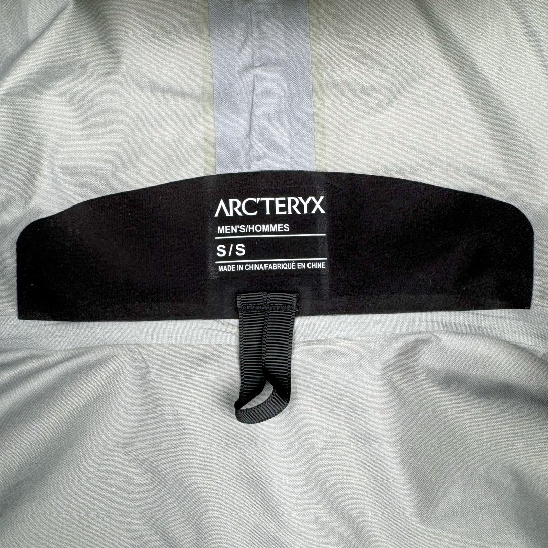 图片[15]-＃TZD Arcteryx Alpha SV 7 GORE-TEX Pro 始祖鸟第七代刺绣Logo图案休闲运动连帽拉链硬壳户外远足防水冲锋衣 台州顶级批次 现货供应 针对严酷的户外环境而设计 旨在为运动爱好者提供终极的保护 定制Bluesign认证的采用带经编背衬N40 P 3 LGORE-TEX面料 轻薄而耐磨，防风、防水且透气 三层复合 在高摩擦和易损坏的部位进行了加固处理 依照鸟核心科技E3D修身剪裁 整衣3D立体仿生学设计衣长臂弯 符合人体工程学剪裁原理 运动自如 采用YKK防水拉链 需要专业机器激光切割的弧形再用防水拉链热压合缝 定制拉链绳无色差竖纹打枣 刺绣采用进口TAJIMA机台加工 进口百灵达刺绣机器立体饱满 内膜高温压胶工艺 工人一小时才能压一件 做工精细全套辅料开模定制 水洗标吊卡齐全压胶工艺 带弹性帽沿锋帽 头盔兼容式风雪帽 兼容头盔视线自由单手可调节树脂拉链，加长孤形下摆 弹力设计 克防止寒气入侵等极端天气 锁住头部温度 轻便防水舒适柔软 这是鸟的匠心之作徒步系列从面料到做工细节都无可挑剔 尺码：S M L XL XXL-选品中心