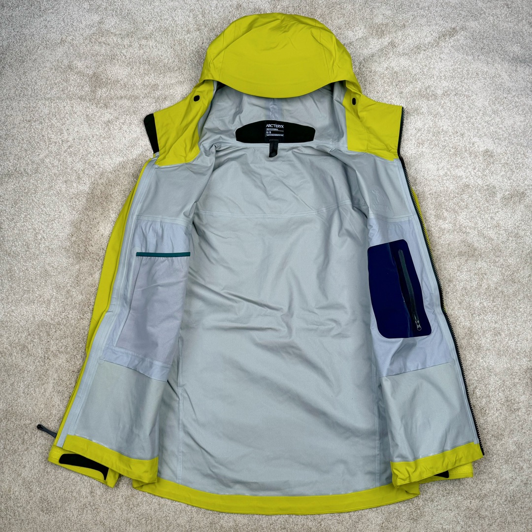 图片[3]-＃TZD Arcteryx Alpha SV 7 GORE-TEX Pro 始祖鸟第七代刺绣Logo图案休闲运动连帽拉链硬壳户外远足防水冲锋衣 台州顶级批次 现货供应 针对严酷的户外环境而设计 旨在为运动爱好者提供终极的保护 定制Bluesign认证的采用带经编背衬N40 P 3 LGORE-TEX面料 轻薄而耐磨，防风、防水且透气 三层复合 在高摩擦和易损坏的部位进行了加固处理 依照鸟核心科技E3D修身剪裁 整衣3D立体仿生学设计衣长臂弯 符合人体工程学剪裁原理 运动自如 采用YKK防水拉链 需要专业机器激光切割的弧形再用防水拉链热压合缝 定制拉链绳无色差竖纹打枣 刺绣采用进口TAJIMA机台加工 进口百灵达刺绣机器立体饱满 内膜高温压胶工艺 工人一小时才能压一件 做工精细全套辅料开模定制 水洗标吊卡齐全压胶工艺 带弹性帽沿锋帽 头盔兼容式风雪帽 兼容头盔视线自由单手可调节树脂拉链，加长孤形下摆 弹力设计 克防止寒气入侵等极端天气 锁住头部温度 轻便防水舒适柔软 这是鸟的匠心之作徒步系列从面料到做工细节都无可挑剔 尺码：S M L XL XXL-选品中心