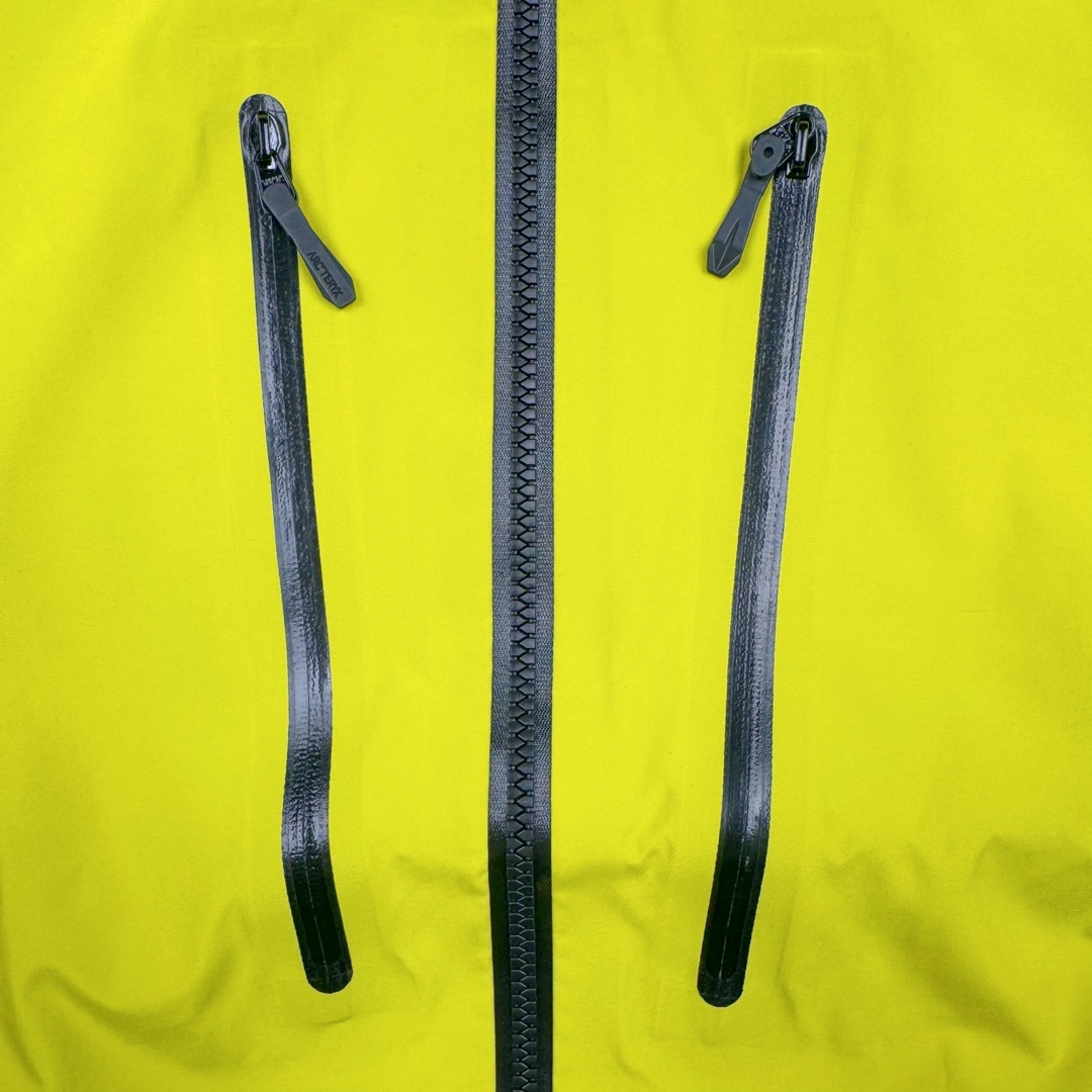 图片[7]-＃TZD Arcteryx Alpha SV 7 GORE-TEX Pro 始祖鸟第七代刺绣Logo图案休闲运动连帽拉链硬壳户外远足防水冲锋衣 台州顶级批次 现货供应 针对严酷的户外环境而设计 旨在为运动爱好者提供终极的保护 定制Bluesign认证的采用带经编背衬N40 P 3 LGORE-TEX面料 轻薄而耐磨，防风、防水且透气 三层复合 在高摩擦和易损坏的部位进行了加固处理 依照鸟核心科技E3D修身剪裁 整衣3D立体仿生学设计衣长臂弯 符合人体工程学剪裁原理 运动自如 采用YKK防水拉链 需要专业机器激光切割的弧形再用防水拉链热压合缝 定制拉链绳无色差竖纹打枣 刺绣采用进口TAJIMA机台加工 进口百灵达刺绣机器立体饱满 内膜高温压胶工艺 工人一小时才能压一件 做工精细全套辅料开模定制 水洗标吊卡齐全压胶工艺 带弹性帽沿锋帽 头盔兼容式风雪帽 兼容头盔视线自由单手可调节树脂拉链，加长孤形下摆 弹力设计 克防止寒气入侵等极端天气 锁住头部温度 轻便防水舒适柔软 这是鸟的匠心之作徒步系列从面料到做工细节都无可挑剔 尺码：S M L XL XXL-选品中心