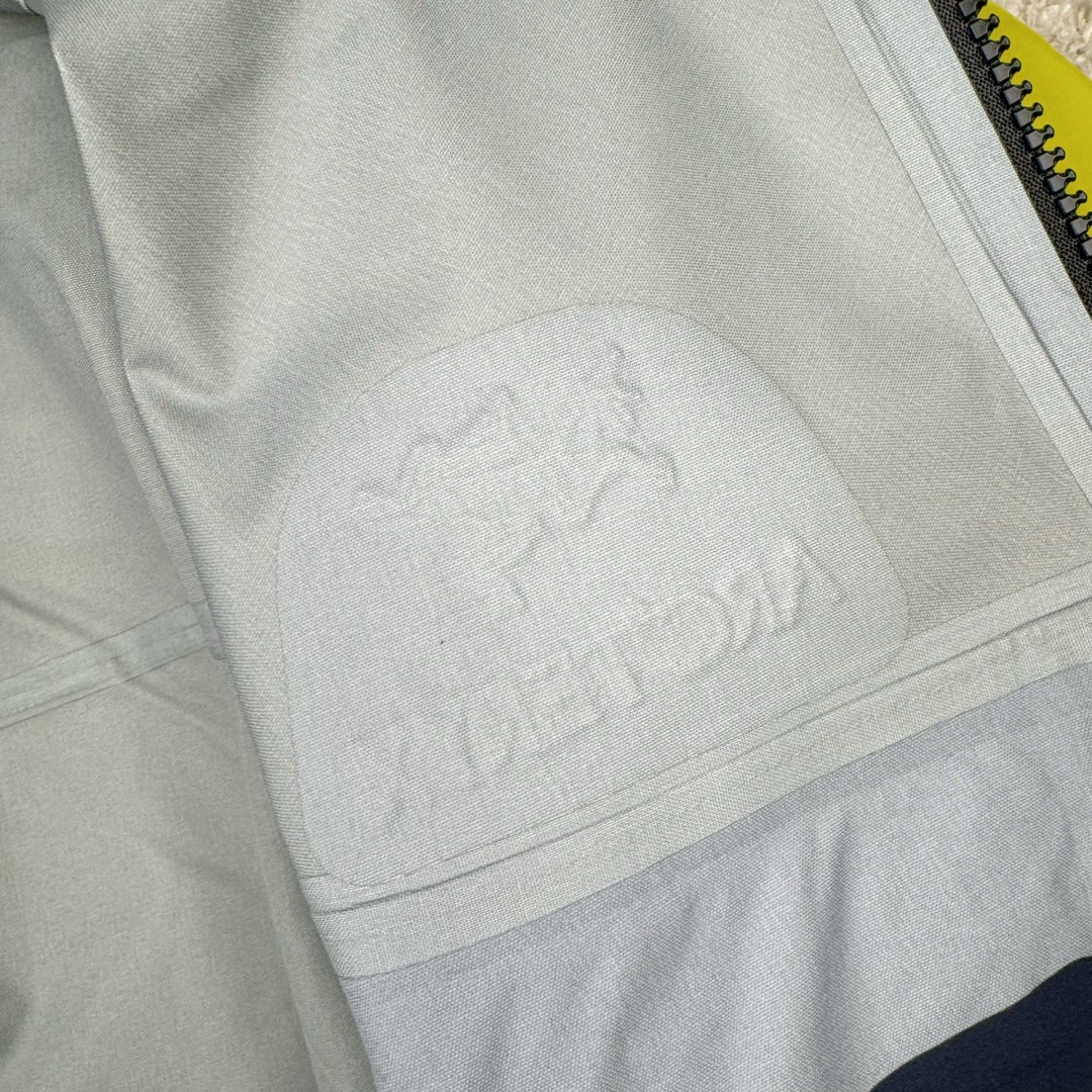 图片[14]-＃TZD Arcteryx Alpha SV 7 GORE-TEX Pro 始祖鸟第七代刺绣Logo图案休闲运动连帽拉链硬壳户外远足防水冲锋衣 台州顶级批次 现货供应 针对严酷的户外环境而设计 旨在为运动爱好者提供终极的保护 定制Bluesign认证的采用带经编背衬N40 P 3 LGORE-TEX面料 轻薄而耐磨，防风、防水且透气 三层复合 在高摩擦和易损坏的部位进行了加固处理 依照鸟核心科技E3D修身剪裁 整衣3D立体仿生学设计衣长臂弯 符合人体工程学剪裁原理 运动自如 采用YKK防水拉链 需要专业机器激光切割的弧形再用防水拉链热压合缝 定制拉链绳无色差竖纹打枣 刺绣采用进口TAJIMA机台加工 进口百灵达刺绣机器立体饱满 内膜高温压胶工艺 工人一小时才能压一件 做工精细全套辅料开模定制 水洗标吊卡齐全压胶工艺 带弹性帽沿锋帽 头盔兼容式风雪帽 兼容头盔视线自由单手可调节树脂拉链，加长孤形下摆 弹力设计 克防止寒气入侵等极端天气 锁住头部温度 轻便防水舒适柔软 这是鸟的匠心之作徒步系列从面料到做工细节都无可挑剔 尺码：S M L XL XXL-选品中心