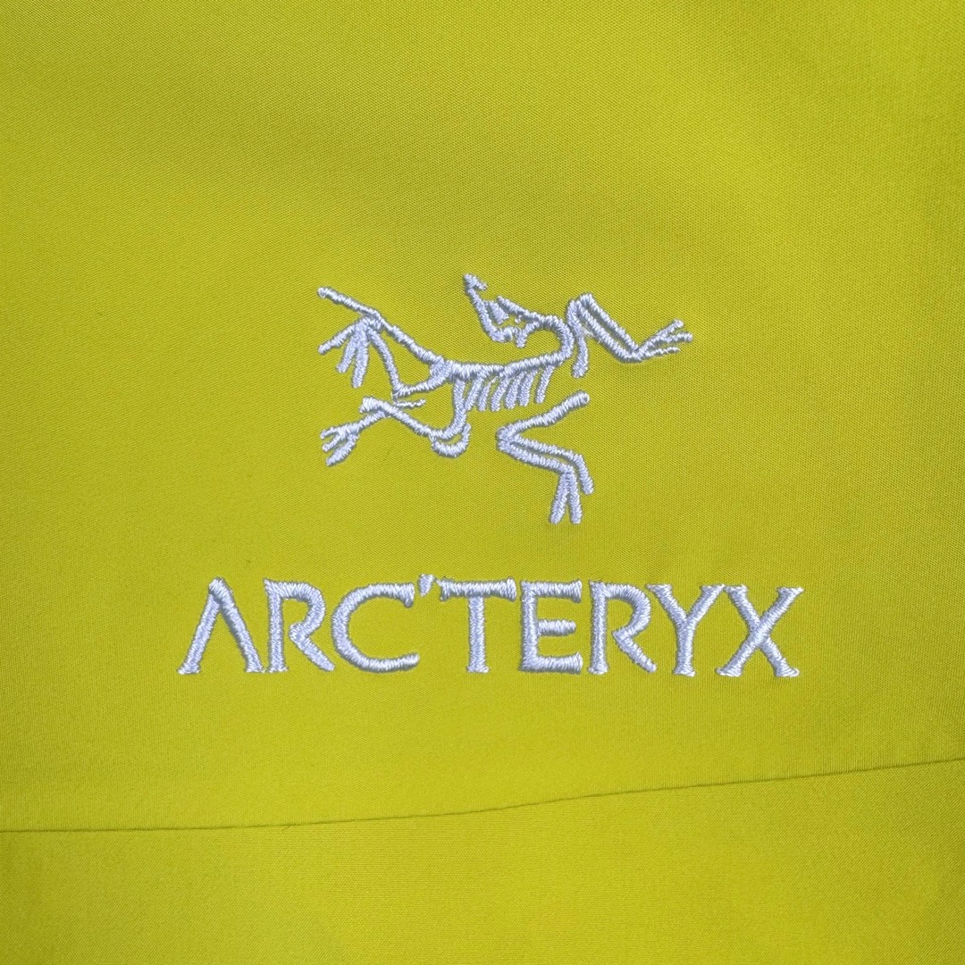 图片[8]-＃TZD Arcteryx Alpha SV 7 GORE-TEX Pro 始祖鸟第七代刺绣Logo图案休闲运动连帽拉链硬壳户外远足防水冲锋衣 台州顶级批次 现货供应 针对严酷的户外环境而设计 旨在为运动爱好者提供终极的保护 定制Bluesign认证的采用带经编背衬N40 P 3 LGORE-TEX面料 轻薄而耐磨，防风、防水且透气 三层复合 在高摩擦和易损坏的部位进行了加固处理 依照鸟核心科技E3D修身剪裁 整衣3D立体仿生学设计衣长臂弯 符合人体工程学剪裁原理 运动自如 采用YKK防水拉链 需要专业机器激光切割的弧形再用防水拉链热压合缝 定制拉链绳无色差竖纹打枣 刺绣采用进口TAJIMA机台加工 进口百灵达刺绣机器立体饱满 内膜高温压胶工艺 工人一小时才能压一件 做工精细全套辅料开模定制 水洗标吊卡齐全压胶工艺 带弹性帽沿锋帽 头盔兼容式风雪帽 兼容头盔视线自由单手可调节树脂拉链，加长孤形下摆 弹力设计 克防止寒气入侵等极端天气 锁住头部温度 轻便防水舒适柔软 这是鸟的匠心之作徒步系列从面料到做工细节都无可挑剔 尺码：S M L XL XXL-选品中心
