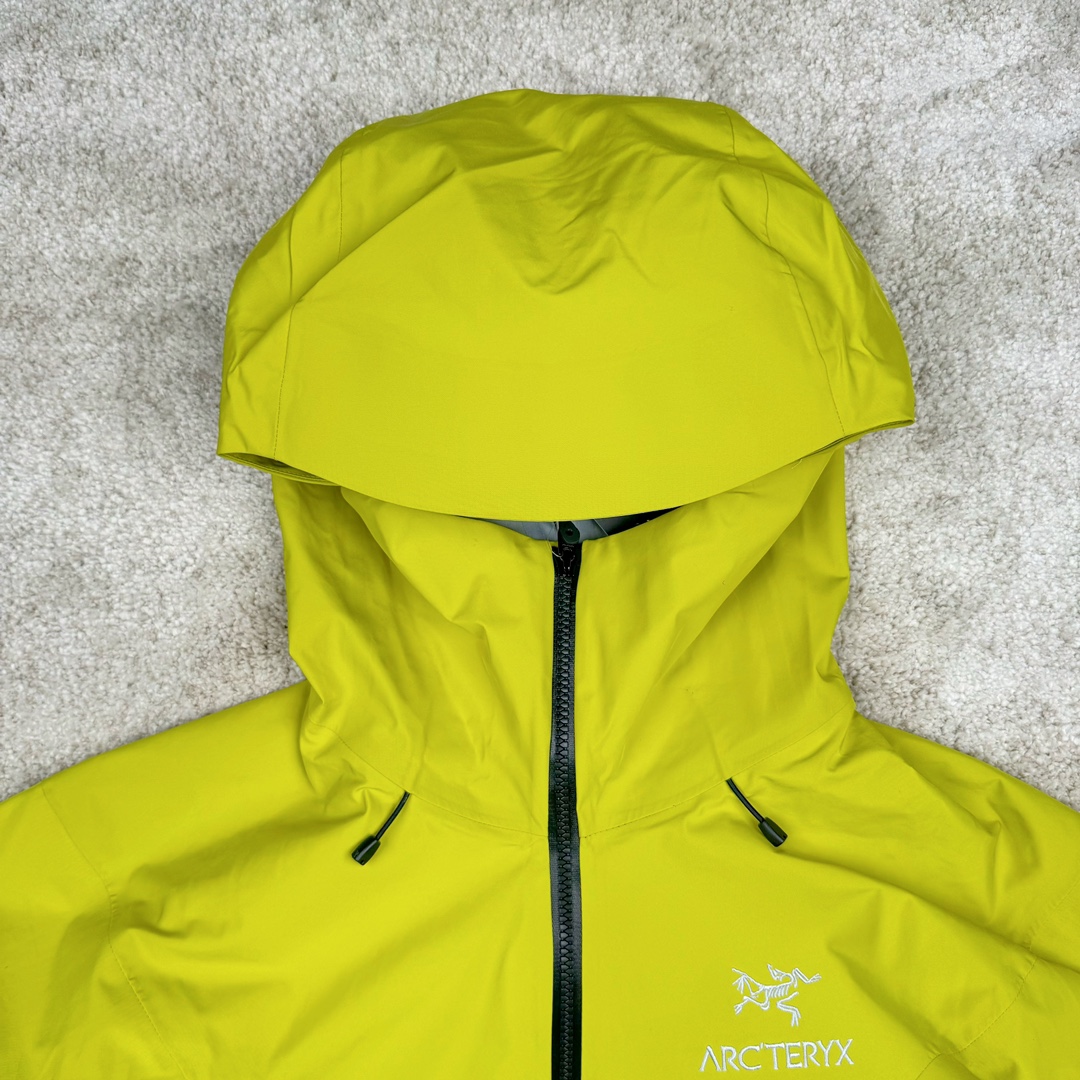 图片[4]-＃TZD Arcteryx Alpha SV 7 GORE-TEX Pro 始祖鸟第七代刺绣Logo图案休闲运动连帽拉链硬壳户外远足防水冲锋衣 台州顶级批次 现货供应 针对严酷的户外环境而设计 旨在为运动爱好者提供终极的保护 定制Bluesign认证的采用带经编背衬N40 P 3 LGORE-TEX面料 轻薄而耐磨，防风、防水且透气 三层复合 在高摩擦和易损坏的部位进行了加固处理 依照鸟核心科技E3D修身剪裁 整衣3D立体仿生学设计衣长臂弯 符合人体工程学剪裁原理 运动自如 采用YKK防水拉链 需要专业机器激光切割的弧形再用防水拉链热压合缝 定制拉链绳无色差竖纹打枣 刺绣采用进口TAJIMA机台加工 进口百灵达刺绣机器立体饱满 内膜高温压胶工艺 工人一小时才能压一件 做工精细全套辅料开模定制 水洗标吊卡齐全压胶工艺 带弹性帽沿锋帽 头盔兼容式风雪帽 兼容头盔视线自由单手可调节树脂拉链，加长孤形下摆 弹力设计 克防止寒气入侵等极端天气 锁住头部温度 轻便防水舒适柔软 这是鸟的匠心之作徒步系列从面料到做工细节都无可挑剔 尺码：S M L XL XXL-选品中心