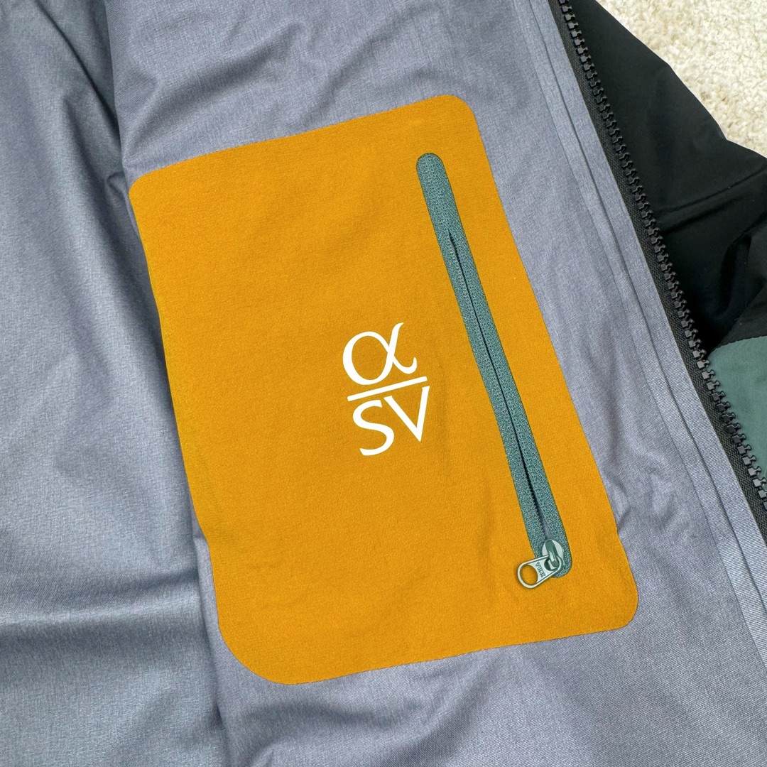 图片[13]-＃TZD Arcteryx Alpha SV 7 GORE-TEX Pro 始祖鸟第七代刺绣Logo图案休闲运动连帽拉链硬壳户外远足防水冲锋衣 台州顶级批次 现货供应 针对严酷的户外环境而设计 旨在为运动爱好者提供终极的保护 定制Bluesign认证的采用带经编背衬N40 P 3 LGORE-TEX面料 轻薄而耐磨，防风、防水且透气 三层复合 在高摩擦和易损坏的部位进行了加固处理 依照鸟核心科技E3D修身剪裁 整衣3D立体仿生学设计衣长臂弯 符合人体工程学剪裁原理 运动自如 采用YKK防水拉链 需要专业机器激光切割的弧形再用防水拉链热压合缝 定制拉链绳无色差竖纹打枣 刺绣采用进口TAJIMA机台加工 进口百灵达刺绣机器立体饱满 内膜高温压胶工艺 工人一小时才能压一件 做工精细全套辅料开模定制 水洗标吊卡齐全压胶工艺 带弹性帽沿锋帽 头盔兼容式风雪帽 兼容头盔视线自由单手可调节树脂拉链，加长孤形下摆 弹力设计 克防止寒气入侵等极端天气 锁住头部温度 轻便防水舒适柔软 这是鸟的匠心之作徒步系列从面料到做工细节都无可挑剔 尺码：S M L XL XXL-选品中心