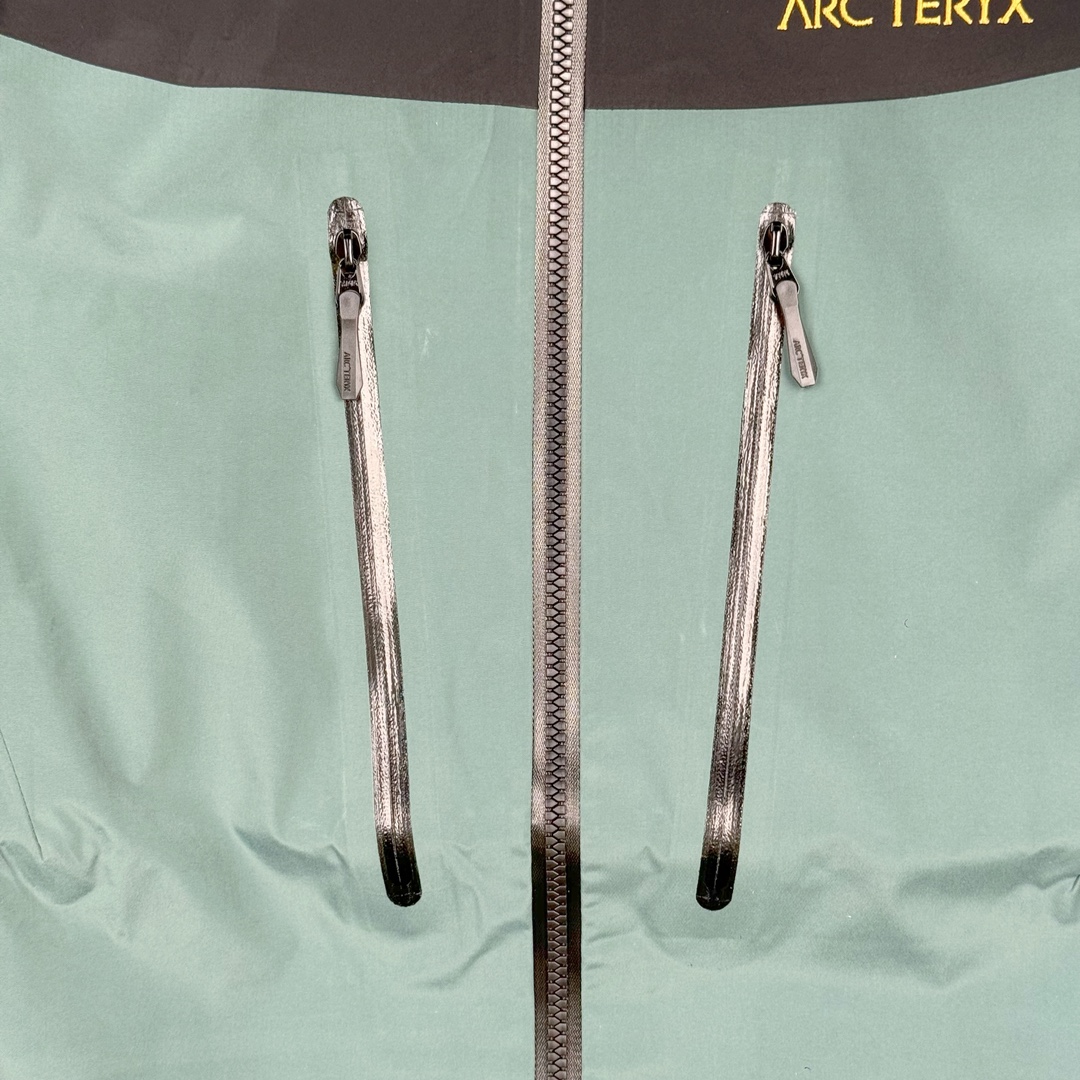 图片[9]-＃TZD Arcteryx Alpha SV 7 GORE-TEX Pro 始祖鸟第七代刺绣Logo图案休闲运动连帽拉链硬壳户外远足防水冲锋衣 台州顶级批次 现货供应 针对严酷的户外环境而设计 旨在为运动爱好者提供终极的保护 定制Bluesign认证的采用带经编背衬N40 P 3 LGORE-TEX面料 轻薄而耐磨，防风、防水且透气 三层复合 在高摩擦和易损坏的部位进行了加固处理 依照鸟核心科技E3D修身剪裁 整衣3D立体仿生学设计衣长臂弯 符合人体工程学剪裁原理 运动自如 采用YKK防水拉链 需要专业机器激光切割的弧形再用防水拉链热压合缝 定制拉链绳无色差竖纹打枣 刺绣采用进口TAJIMA机台加工 进口百灵达刺绣机器立体饱满 内膜高温压胶工艺 工人一小时才能压一件 做工精细全套辅料开模定制 水洗标吊卡齐全压胶工艺 带弹性帽沿锋帽 头盔兼容式风雪帽 兼容头盔视线自由单手可调节树脂拉链，加长孤形下摆 弹力设计 克防止寒气入侵等极端天气 锁住头部温度 轻便防水舒适柔软 这是鸟的匠心之作徒步系列从面料到做工细节都无可挑剔 尺码：S M L XL XXL-选品中心