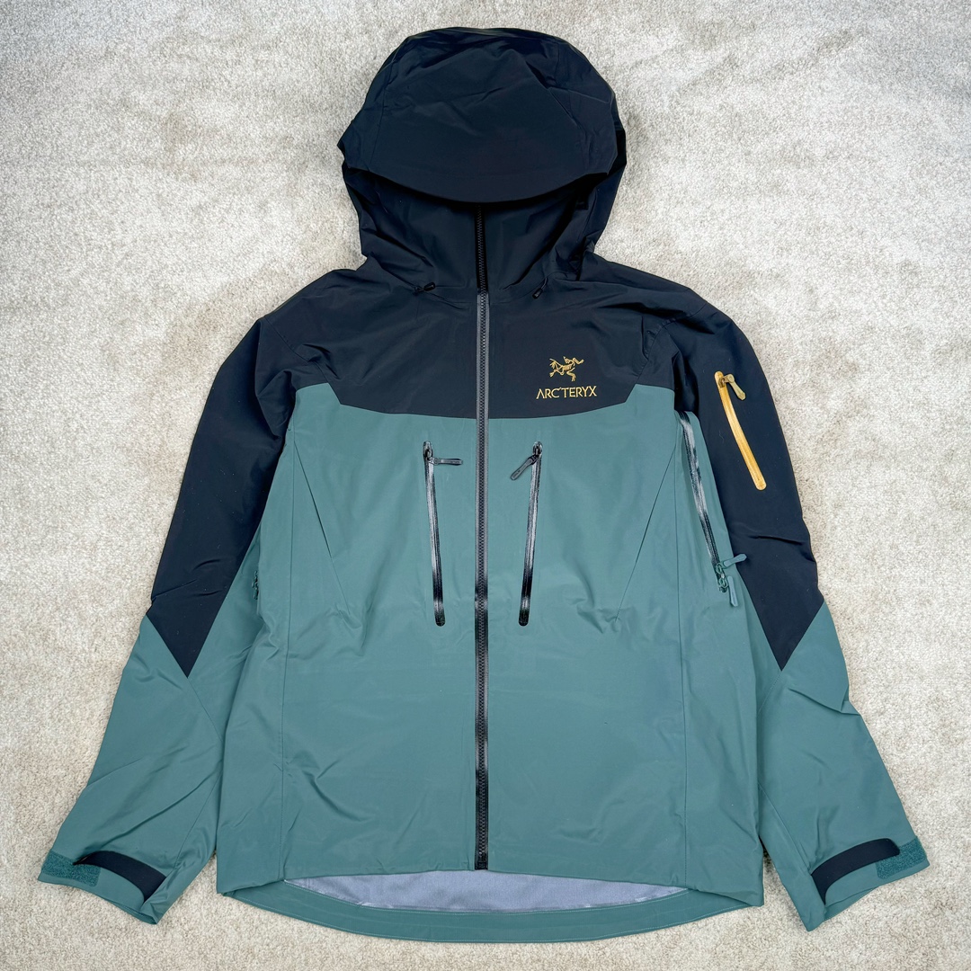 ＃TZD Arcteryx Alpha SV 7 GORE-TEX Pro 始祖鸟第七代刺绣Logo图案休闲运动连帽拉链硬壳户外远足防水冲锋衣 台州顶级批次 现货供应 针对严酷的户外环境而设计 旨在为运动爱好者提供终极的保护 定制Bluesign认证的采用带经编背衬N40 P 3 LGORE-TEX面料 轻薄而耐磨，防风、防水且透气 三层复合 在高摩擦和易损坏的部位进行了加固处理 依照鸟核心科技E3D修身剪裁 整衣3D立体仿生学设计衣长臂弯 符合人体工程学剪裁原理 运动自如 采用YKK防水拉链 需要专业机器激光切割的弧形再用防水拉链热压合缝 定制拉链绳无色差竖纹打枣 刺绣采用进口TAJIMA机台加工 进口百灵达刺绣机器立体饱满 内膜高温压胶工艺 工人一小时才能压一件 做工精细全套辅料开模定制 水洗标吊卡齐全压胶工艺 带弹性帽沿锋帽 头盔兼容式风雪帽 兼容头盔视线自由单手可调节树脂拉链，加长孤形下摆 弹力设计 克防止寒气入侵等极端天气 锁住头部温度 轻便防水舒适柔软 这是鸟的匠心之作徒步系列从面料到做工细节都无可挑剔 尺码：S M L XL XXL-选品中心
