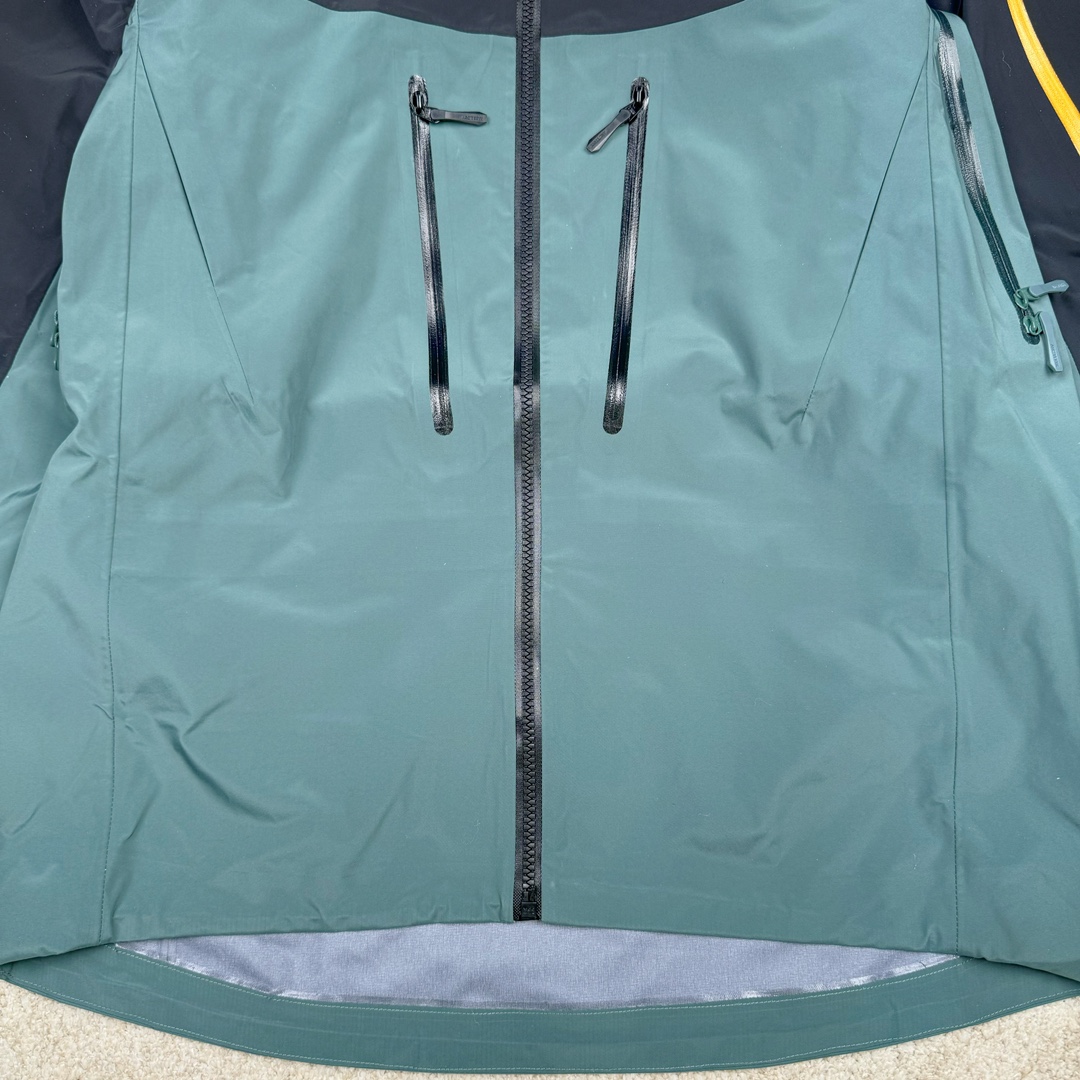 图片[5]-＃TZD Arcteryx Alpha SV 7 GORE-TEX Pro 始祖鸟第七代刺绣Logo图案休闲运动连帽拉链硬壳户外远足防水冲锋衣 台州顶级批次 现货供应 针对严酷的户外环境而设计 旨在为运动爱好者提供终极的保护 定制Bluesign认证的采用带经编背衬N40 P 3 LGORE-TEX面料 轻薄而耐磨，防风、防水且透气 三层复合 在高摩擦和易损坏的部位进行了加固处理 依照鸟核心科技E3D修身剪裁 整衣3D立体仿生学设计衣长臂弯 符合人体工程学剪裁原理 运动自如 采用YKK防水拉链 需要专业机器激光切割的弧形再用防水拉链热压合缝 定制拉链绳无色差竖纹打枣 刺绣采用进口TAJIMA机台加工 进口百灵达刺绣机器立体饱满 内膜高温压胶工艺 工人一小时才能压一件 做工精细全套辅料开模定制 水洗标吊卡齐全压胶工艺 带弹性帽沿锋帽 头盔兼容式风雪帽 兼容头盔视线自由单手可调节树脂拉链，加长孤形下摆 弹力设计 克防止寒气入侵等极端天气 锁住头部温度 轻便防水舒适柔软 这是鸟的匠心之作徒步系列从面料到做工细节都无可挑剔 尺码：S M L XL XXL-选品中心