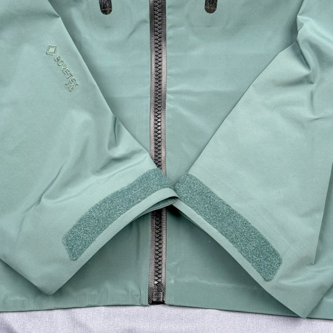 图片[8]-＃TZD Arcteryx Alpha SV 7 GORE-TEX Pro 始祖鸟第七代刺绣Logo图案休闲运动连帽拉链硬壳户外远足防水冲锋衣 台州顶级批次 现货供应 针对严酷的户外环境而设计 旨在为运动爱好者提供终极的保护 定制Bluesign认证的采用带经编背衬N40 P 3 LGORE-TEX面料 轻薄而耐磨，防风、防水且透气 三层复合 在高摩擦和易损坏的部位进行了加固处理 依照鸟核心科技E3D修身剪裁 整衣3D立体仿生学设计衣长臂弯 符合人体工程学剪裁原理 运动自如 采用YKK防水拉链 需要专业机器激光切割的弧形再用防水拉链热压合缝 定制拉链绳无色差竖纹打枣 刺绣采用进口TAJIMA机台加工 进口百灵达刺绣机器立体饱满 内膜高温压胶工艺 工人一小时才能压一件 做工精细全套辅料开模定制 水洗标吊卡齐全压胶工艺 带弹性帽沿锋帽 头盔兼容式风雪帽 兼容头盔视线自由单手可调节树脂拉链，加长孤形下摆 弹力设计 克防止寒气入侵等极端天气 锁住头部温度 轻便防水舒适柔软 这是鸟的匠心之作徒步系列从面料到做工细节都无可挑剔 尺码：S M L XL XXL-选品中心