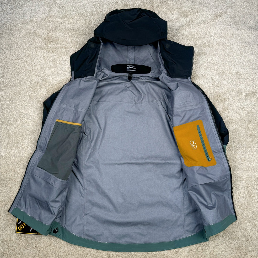 图片[3]-＃TZD Arcteryx Alpha SV 7 GORE-TEX Pro 始祖鸟第七代刺绣Logo图案休闲运动连帽拉链硬壳户外远足防水冲锋衣 台州顶级批次 现货供应 针对严酷的户外环境而设计 旨在为运动爱好者提供终极的保护 定制Bluesign认证的采用带经编背衬N40 P 3 LGORE-TEX面料 轻薄而耐磨，防风、防水且透气 三层复合 在高摩擦和易损坏的部位进行了加固处理 依照鸟核心科技E3D修身剪裁 整衣3D立体仿生学设计衣长臂弯 符合人体工程学剪裁原理 运动自如 采用YKK防水拉链 需要专业机器激光切割的弧形再用防水拉链热压合缝 定制拉链绳无色差竖纹打枣 刺绣采用进口TAJIMA机台加工 进口百灵达刺绣机器立体饱满 内膜高温压胶工艺 工人一小时才能压一件 做工精细全套辅料开模定制 水洗标吊卡齐全压胶工艺 带弹性帽沿锋帽 头盔兼容式风雪帽 兼容头盔视线自由单手可调节树脂拉链，加长孤形下摆 弹力设计 克防止寒气入侵等极端天气 锁住头部温度 轻便防水舒适柔软 这是鸟的匠心之作徒步系列从面料到做工细节都无可挑剔 尺码：S M L XL XXL-选品中心