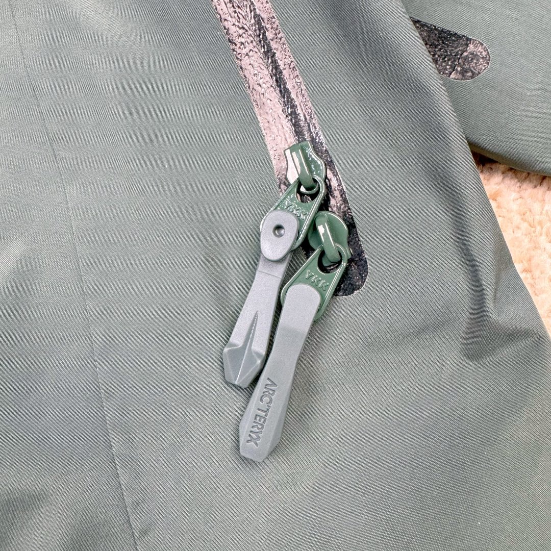 图片[10]-＃TZD Arcteryx Alpha SV 7 GORE-TEX Pro 始祖鸟第七代刺绣Logo图案休闲运动连帽拉链硬壳户外远足防水冲锋衣 台州顶级批次 现货供应 针对严酷的户外环境而设计 旨在为运动爱好者提供终极的保护 定制Bluesign认证的采用带经编背衬N40 P 3 LGORE-TEX面料 轻薄而耐磨，防风、防水且透气 三层复合 在高摩擦和易损坏的部位进行了加固处理 依照鸟核心科技E3D修身剪裁 整衣3D立体仿生学设计衣长臂弯 符合人体工程学剪裁原理 运动自如 采用YKK防水拉链 需要专业机器激光切割的弧形再用防水拉链热压合缝 定制拉链绳无色差竖纹打枣 刺绣采用进口TAJIMA机台加工 进口百灵达刺绣机器立体饱满 内膜高温压胶工艺 工人一小时才能压一件 做工精细全套辅料开模定制 水洗标吊卡齐全压胶工艺 带弹性帽沿锋帽 头盔兼容式风雪帽 兼容头盔视线自由单手可调节树脂拉链，加长孤形下摆 弹力设计 克防止寒气入侵等极端天气 锁住头部温度 轻便防水舒适柔软 这是鸟的匠心之作徒步系列从面料到做工细节都无可挑剔 尺码：S M L XL XXL-选品中心