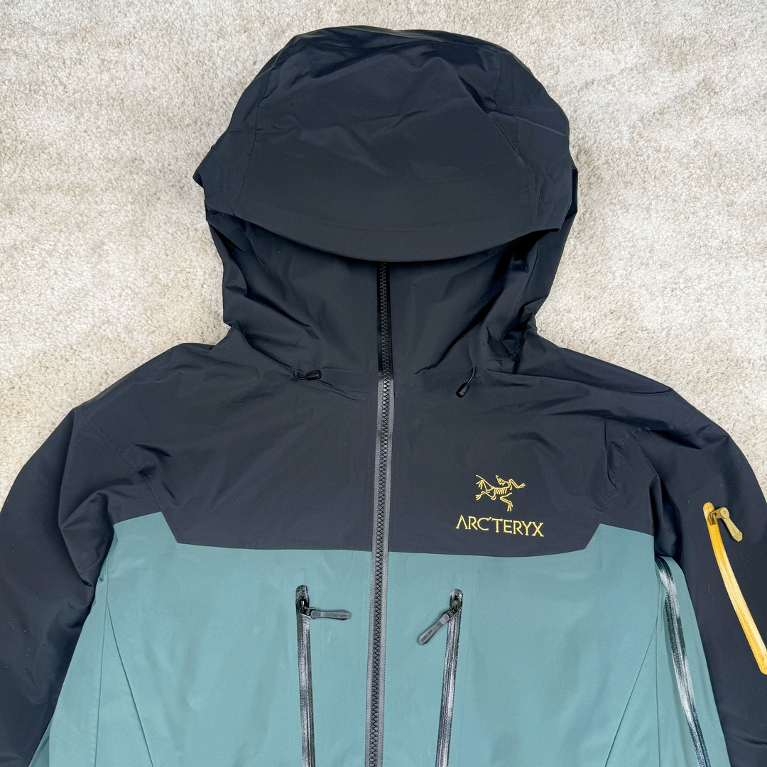 图片[4]-＃TZD Arcteryx Alpha SV 7 GORE-TEX Pro 始祖鸟第七代刺绣Logo图案休闲运动连帽拉链硬壳户外远足防水冲锋衣 台州顶级批次 现货供应 针对严酷的户外环境而设计 旨在为运动爱好者提供终极的保护 定制Bluesign认证的采用带经编背衬N40 P 3 LGORE-TEX面料 轻薄而耐磨，防风、防水且透气 三层复合 在高摩擦和易损坏的部位进行了加固处理 依照鸟核心科技E3D修身剪裁 整衣3D立体仿生学设计衣长臂弯 符合人体工程学剪裁原理 运动自如 采用YKK防水拉链 需要专业机器激光切割的弧形再用防水拉链热压合缝 定制拉链绳无色差竖纹打枣 刺绣采用进口TAJIMA机台加工 进口百灵达刺绣机器立体饱满 内膜高温压胶工艺 工人一小时才能压一件 做工精细全套辅料开模定制 水洗标吊卡齐全压胶工艺 带弹性帽沿锋帽 头盔兼容式风雪帽 兼容头盔视线自由单手可调节树脂拉链，加长孤形下摆 弹力设计 克防止寒气入侵等极端天气 锁住头部温度 轻便防水舒适柔软 这是鸟的匠心之作徒步系列从面料到做工细节都无可挑剔 尺码：S M L XL XXL-选品中心
