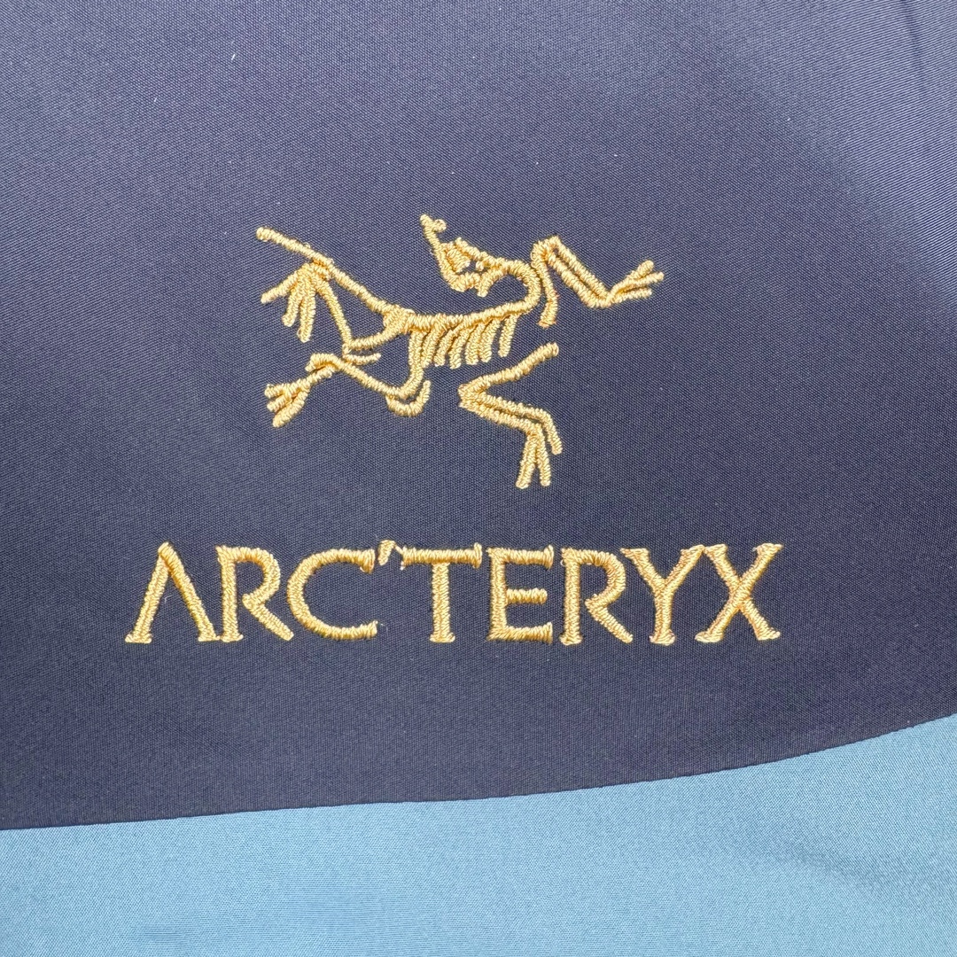 图片[11]-＃TZD Arcteryx Alpha SV 7 GORE-TEX Pro 始祖鸟第七代刺绣Logo图案休闲运动连帽拉链硬壳户外远足防水冲锋衣 台州顶级批次 现货供应 针对严酷的户外环境而设计 旨在为运动爱好者提供终极的保护 定制Bluesign认证的采用带经编背衬N40 P 3 LGORE-TEX面料 轻薄而耐磨，防风、防水且透气 三层复合 在高摩擦和易损坏的部位进行了加固处理 依照鸟核心科技E3D修身剪裁 整衣3D立体仿生学设计衣长臂弯 符合人体工程学剪裁原理 运动自如 采用YKK防水拉链 需要专业机器激光切割的弧形再用防水拉链热压合缝 定制拉链绳无色差竖纹打枣 刺绣采用进口TAJIMA机台加工 进口百灵达刺绣机器立体饱满 内膜高温压胶工艺 工人一小时才能压一件 做工精细全套辅料开模定制 水洗标吊卡齐全压胶工艺 带弹性帽沿锋帽 头盔兼容式风雪帽 兼容头盔视线自由单手可调节树脂拉链，加长孤形下摆 弹力设计 克防止寒气入侵等极端天气 锁住头部温度 轻便防水舒适柔软 这是鸟的匠心之作徒步系列从面料到做工细节都无可挑剔 尺码：S M L XL XXL-选品中心