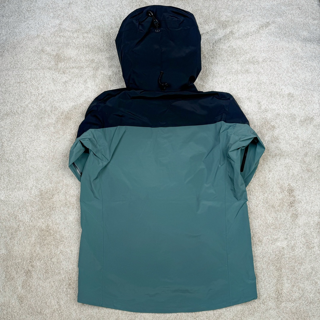 图片[2]-＃TZD Arcteryx Alpha SV 7 GORE-TEX Pro 始祖鸟第七代刺绣Logo图案休闲运动连帽拉链硬壳户外远足防水冲锋衣 台州顶级批次 现货供应 针对严酷的户外环境而设计 旨在为运动爱好者提供终极的保护 定制Bluesign认证的采用带经编背衬N40 P 3 LGORE-TEX面料 轻薄而耐磨，防风、防水且透气 三层复合 在高摩擦和易损坏的部位进行了加固处理 依照鸟核心科技E3D修身剪裁 整衣3D立体仿生学设计衣长臂弯 符合人体工程学剪裁原理 运动自如 采用YKK防水拉链 需要专业机器激光切割的弧形再用防水拉链热压合缝 定制拉链绳无色差竖纹打枣 刺绣采用进口TAJIMA机台加工 进口百灵达刺绣机器立体饱满 内膜高温压胶工艺 工人一小时才能压一件 做工精细全套辅料开模定制 水洗标吊卡齐全压胶工艺 带弹性帽沿锋帽 头盔兼容式风雪帽 兼容头盔视线自由单手可调节树脂拉链，加长孤形下摆 弹力设计 克防止寒气入侵等极端天气 锁住头部温度 轻便防水舒适柔软 这是鸟的匠心之作徒步系列从面料到做工细节都无可挑剔 尺码：S M L XL XXL-选品中心