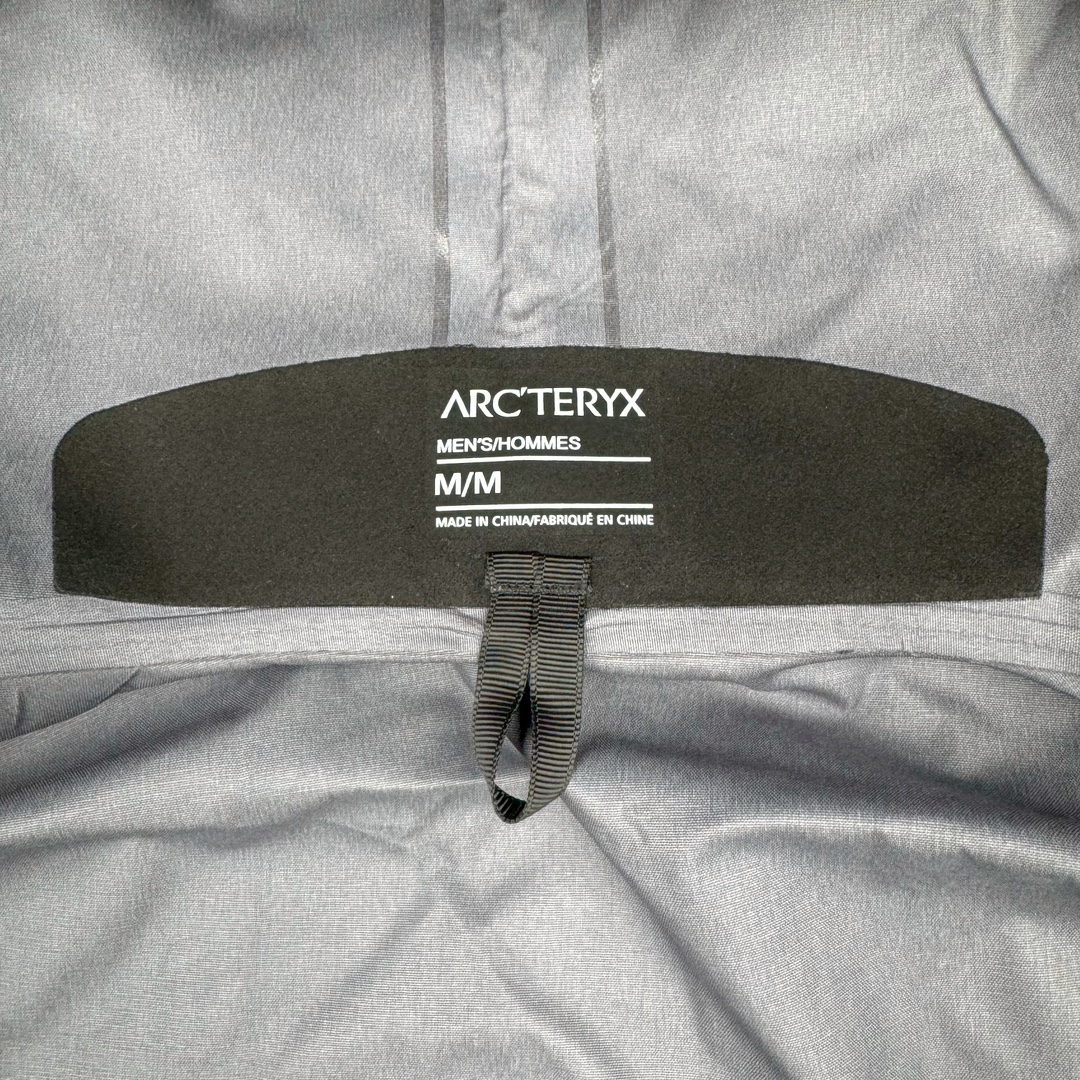 图片[15]-＃TZD Arcteryx Alpha SV 7 GORE-TEX Pro 始祖鸟第七代刺绣Logo图案休闲运动连帽拉链硬壳户外远足防水冲锋衣 台州顶级批次 现货供应 针对严酷的户外环境而设计 旨在为运动爱好者提供终极的保护 定制Bluesign认证的采用带经编背衬N40 P 3 LGORE-TEX面料 轻薄而耐磨，防风、防水且透气 三层复合 在高摩擦和易损坏的部位进行了加固处理 依照鸟核心科技E3D修身剪裁 整衣3D立体仿生学设计衣长臂弯 符合人体工程学剪裁原理 运动自如 采用YKK防水拉链 需要专业机器激光切割的弧形再用防水拉链热压合缝 定制拉链绳无色差竖纹打枣 刺绣采用进口TAJIMA机台加工 进口百灵达刺绣机器立体饱满 内膜高温压胶工艺 工人一小时才能压一件 做工精细全套辅料开模定制 水洗标吊卡齐全压胶工艺 带弹性帽沿锋帽 头盔兼容式风雪帽 兼容头盔视线自由单手可调节树脂拉链，加长孤形下摆 弹力设计 克防止寒气入侵等极端天气 锁住头部温度 轻便防水舒适柔软 这是鸟的匠心之作徒步系列从面料到做工细节都无可挑剔 尺码：S M L XL XXL-选品中心