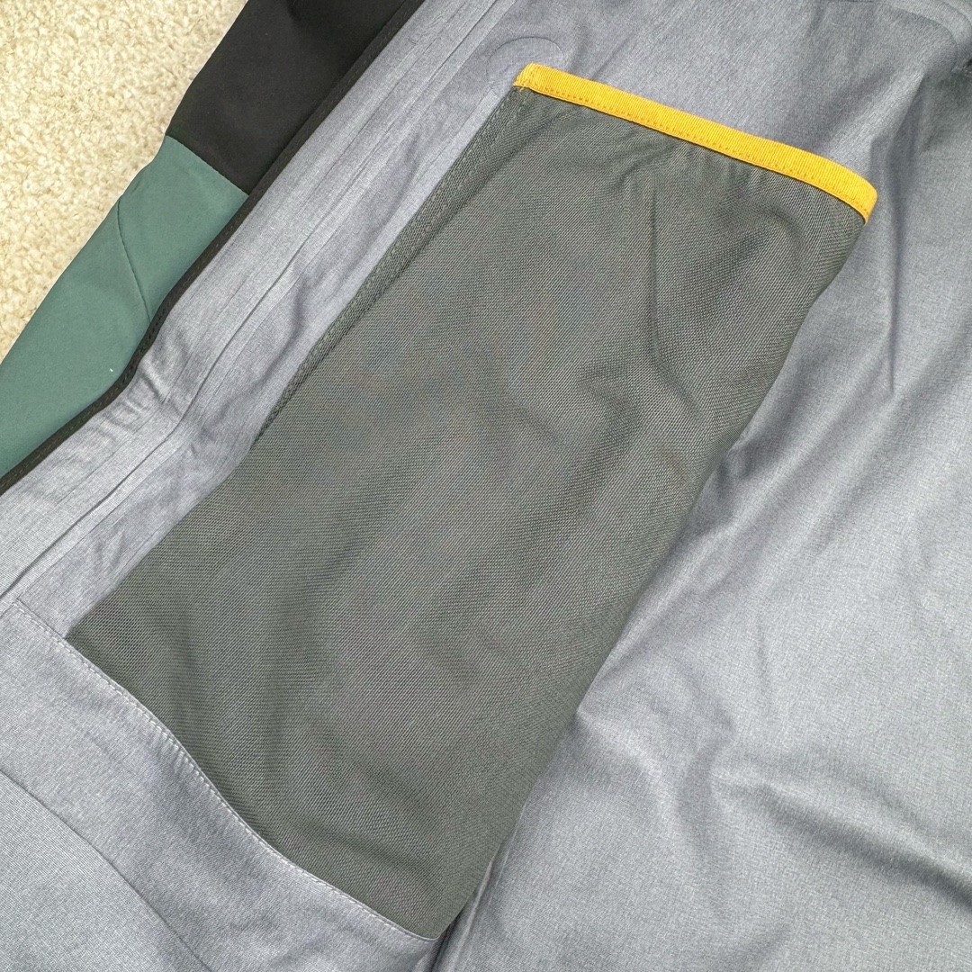 图片[14]-＃TZD Arcteryx Alpha SV 7 GORE-TEX Pro 始祖鸟第七代刺绣Logo图案休闲运动连帽拉链硬壳户外远足防水冲锋衣 台州顶级批次 现货供应 针对严酷的户外环境而设计 旨在为运动爱好者提供终极的保护 定制Bluesign认证的采用带经编背衬N40 P 3 LGORE-TEX面料 轻薄而耐磨，防风、防水且透气 三层复合 在高摩擦和易损坏的部位进行了加固处理 依照鸟核心科技E3D修身剪裁 整衣3D立体仿生学设计衣长臂弯 符合人体工程学剪裁原理 运动自如 采用YKK防水拉链 需要专业机器激光切割的弧形再用防水拉链热压合缝 定制拉链绳无色差竖纹打枣 刺绣采用进口TAJIMA机台加工 进口百灵达刺绣机器立体饱满 内膜高温压胶工艺 工人一小时才能压一件 做工精细全套辅料开模定制 水洗标吊卡齐全压胶工艺 带弹性帽沿锋帽 头盔兼容式风雪帽 兼容头盔视线自由单手可调节树脂拉链，加长孤形下摆 弹力设计 克防止寒气入侵等极端天气 锁住头部温度 轻便防水舒适柔软 这是鸟的匠心之作徒步系列从面料到做工细节都无可挑剔 尺码：S M L XL XXL-选品中心