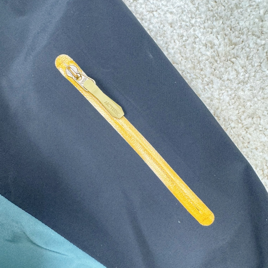 图片[12]-＃TZD Arcteryx Alpha SV 7 GORE-TEX Pro 始祖鸟第七代刺绣Logo图案休闲运动连帽拉链硬壳户外远足防水冲锋衣 台州顶级批次 现货供应 针对严酷的户外环境而设计 旨在为运动爱好者提供终极的保护 定制Bluesign认证的采用带经编背衬N40 P 3 LGORE-TEX面料 轻薄而耐磨，防风、防水且透气 三层复合 在高摩擦和易损坏的部位进行了加固处理 依照鸟核心科技E3D修身剪裁 整衣3D立体仿生学设计衣长臂弯 符合人体工程学剪裁原理 运动自如 采用YKK防水拉链 需要专业机器激光切割的弧形再用防水拉链热压合缝 定制拉链绳无色差竖纹打枣 刺绣采用进口TAJIMA机台加工 进口百灵达刺绣机器立体饱满 内膜高温压胶工艺 工人一小时才能压一件 做工精细全套辅料开模定制 水洗标吊卡齐全压胶工艺 带弹性帽沿锋帽 头盔兼容式风雪帽 兼容头盔视线自由单手可调节树脂拉链，加长孤形下摆 弹力设计 克防止寒气入侵等极端天气 锁住头部温度 轻便防水舒适柔软 这是鸟的匠心之作徒步系列从面料到做工细节都无可挑剔 尺码：S M L XL XXL-选品中心