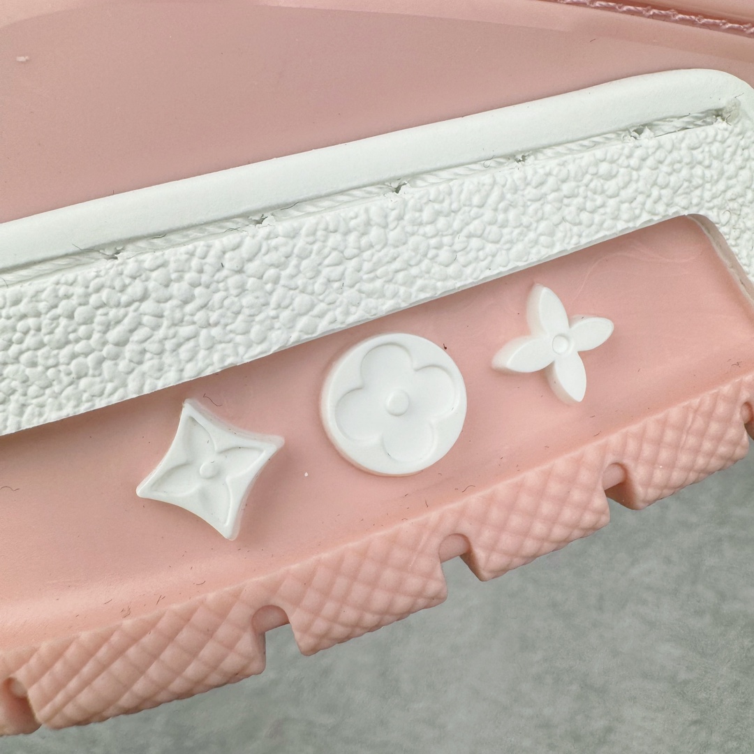 图片[10]-＃FS Louis Vuitton Trainer lv时装走秀运动鞋 实力大厂出品 平台专供 成熟的做工稳定的品控 完美鞋型超高的清洁度 零毛边线头瑕疵 全套原楦原纸版原鞋开模 全网最具灵魂的版型 正确原装黄色鞋盒 正确中底印花 鞋面印花3D高频深度立体 全鞋电脑针车 紧密相连 针距密度一致 环保乳胶注塑鞋垫 厚度脚感还原原版 皮面裁剪部位 统一油边封口工艺 原装橡胶大底含胶量大底组合零偏差 专柜全套包装 防尘袋 说明书 质保卡 男女鞋 尺码：35 36 37 38 39 40 41 42 43 44 45-选品中心