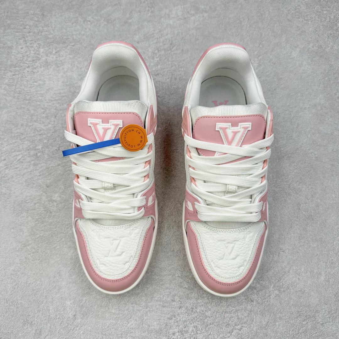 图片[2]-＃FS Louis Vuitton Trainer lv时装走秀运动鞋 实力大厂出品 平台专供 成熟的做工稳定的品控 完美鞋型超高的清洁度 零毛边线头瑕疵 全套原楦原纸版原鞋开模 全网最具灵魂的版型 正确原装黄色鞋盒 正确中底印花 鞋面印花3D高频深度立体 全鞋电脑针车 紧密相连 针距密度一致 环保乳胶注塑鞋垫 厚度脚感还原原版 皮面裁剪部位 统一油边封口工艺 原装橡胶大底含胶量大底组合零偏差 专柜全套包装 防尘袋 说明书 质保卡 男女鞋 尺码：35 36 37 38 39 40 41 42 43 44 45-选品中心