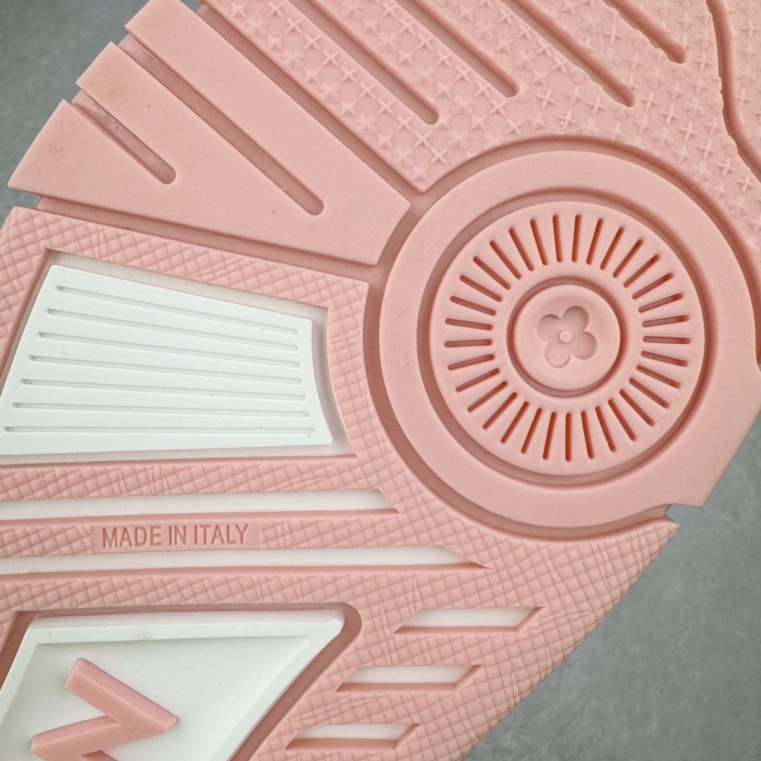 图片[16]-＃FS Louis Vuitton Trainer lv时装走秀运动鞋 实力大厂出品 平台专供 成熟的做工稳定的品控 完美鞋型超高的清洁度 零毛边线头瑕疵 全套原楦原纸版原鞋开模 全网最具灵魂的版型 正确原装黄色鞋盒 正确中底印花 鞋面印花3D高频深度立体 全鞋电脑针车 紧密相连 针距密度一致 环保乳胶注塑鞋垫 厚度脚感还原原版 皮面裁剪部位 统一油边封口工艺 原装橡胶大底含胶量大底组合零偏差 专柜全套包装 防尘袋 说明书 质保卡 男女鞋 尺码：35 36 37 38 39 40 41 42 43 44 45-选品中心