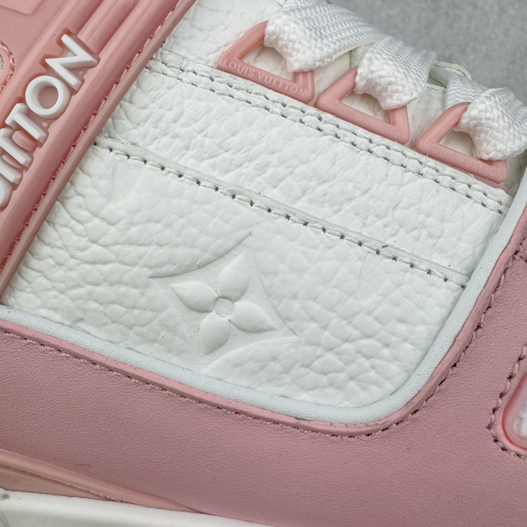 图片[13]-＃FS Louis Vuitton Trainer lv时装走秀运动鞋 实力大厂出品 平台专供 成熟的做工稳定的品控 完美鞋型超高的清洁度 零毛边线头瑕疵 全套原楦原纸版原鞋开模 全网最具灵魂的版型 正确原装黄色鞋盒 正确中底印花 鞋面印花3D高频深度立体 全鞋电脑针车 紧密相连 针距密度一致 环保乳胶注塑鞋垫 厚度脚感还原原版 皮面裁剪部位 统一油边封口工艺 原装橡胶大底含胶量大底组合零偏差 专柜全套包装 防尘袋 说明书 质保卡 男女鞋 尺码：35 36 37 38 39 40 41 42 43 44 45-选品中心