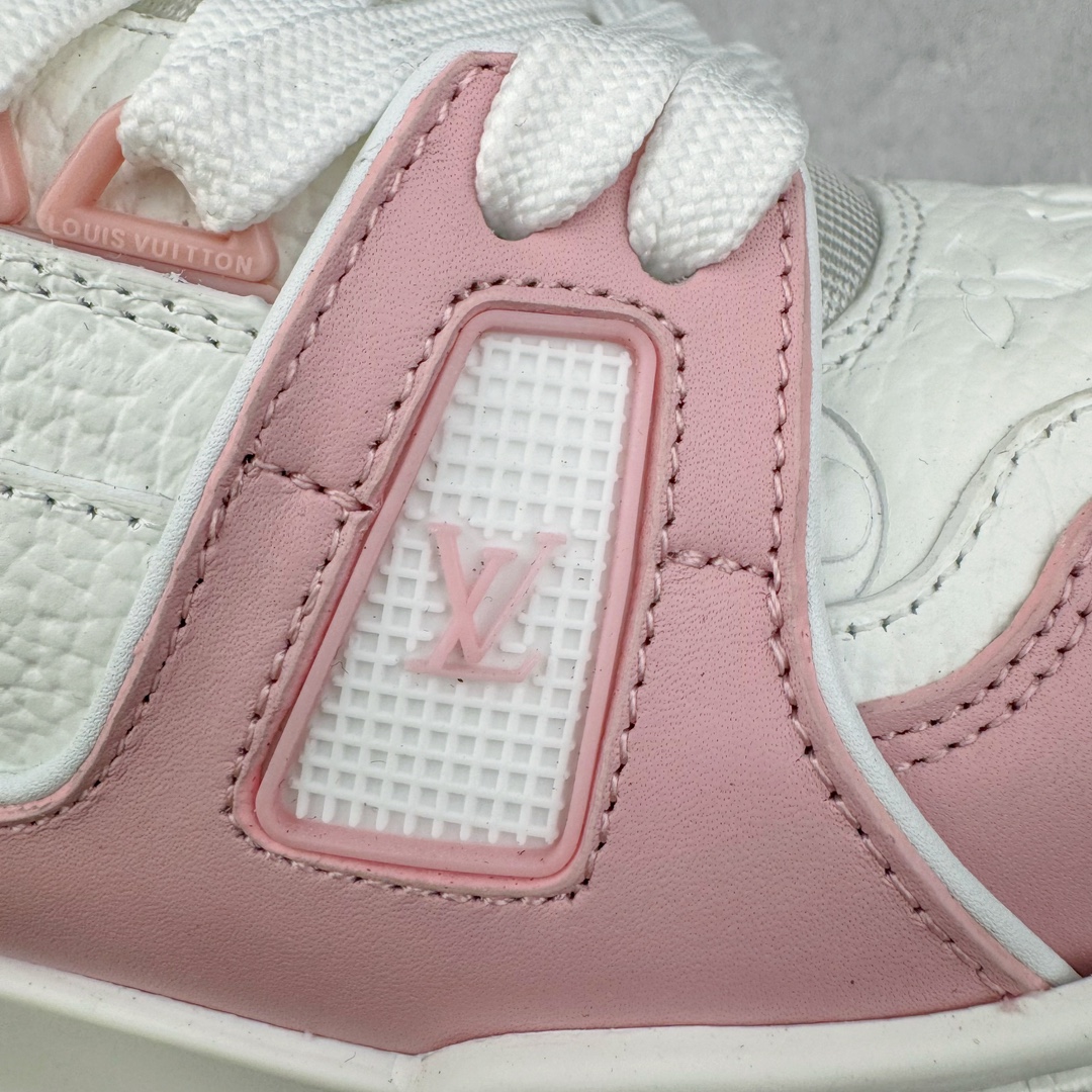 图片[14]-＃FS Louis Vuitton Trainer lv时装走秀运动鞋 实力大厂出品 平台专供 成熟的做工稳定的品控 完美鞋型超高的清洁度 零毛边线头瑕疵 全套原楦原纸版原鞋开模 全网最具灵魂的版型 正确原装黄色鞋盒 正确中底印花 鞋面印花3D高频深度立体 全鞋电脑针车 紧密相连 针距密度一致 环保乳胶注塑鞋垫 厚度脚感还原原版 皮面裁剪部位 统一油边封口工艺 原装橡胶大底含胶量大底组合零偏差 专柜全套包装 防尘袋 说明书 质保卡 男女鞋 尺码：35 36 37 38 39 40 41 42 43 44 45-选品中心