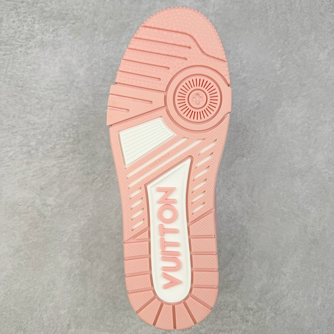 图片[9]-＃FS Louis Vuitton Trainer lv时装走秀运动鞋 实力大厂出品 平台专供 成熟的做工稳定的品控 完美鞋型超高的清洁度 零毛边线头瑕疵 全套原楦原纸版原鞋开模 全网最具灵魂的版型 正确原装黄色鞋盒 正确中底印花 鞋面印花3D高频深度立体 全鞋电脑针车 紧密相连 针距密度一致 环保乳胶注塑鞋垫 厚度脚感还原原版 皮面裁剪部位 统一油边封口工艺 原装橡胶大底含胶量大底组合零偏差 专柜全套包装 防尘袋 说明书 质保卡 男女鞋 尺码：35 36 37 38 39 40 41 42 43 44 45-选品中心