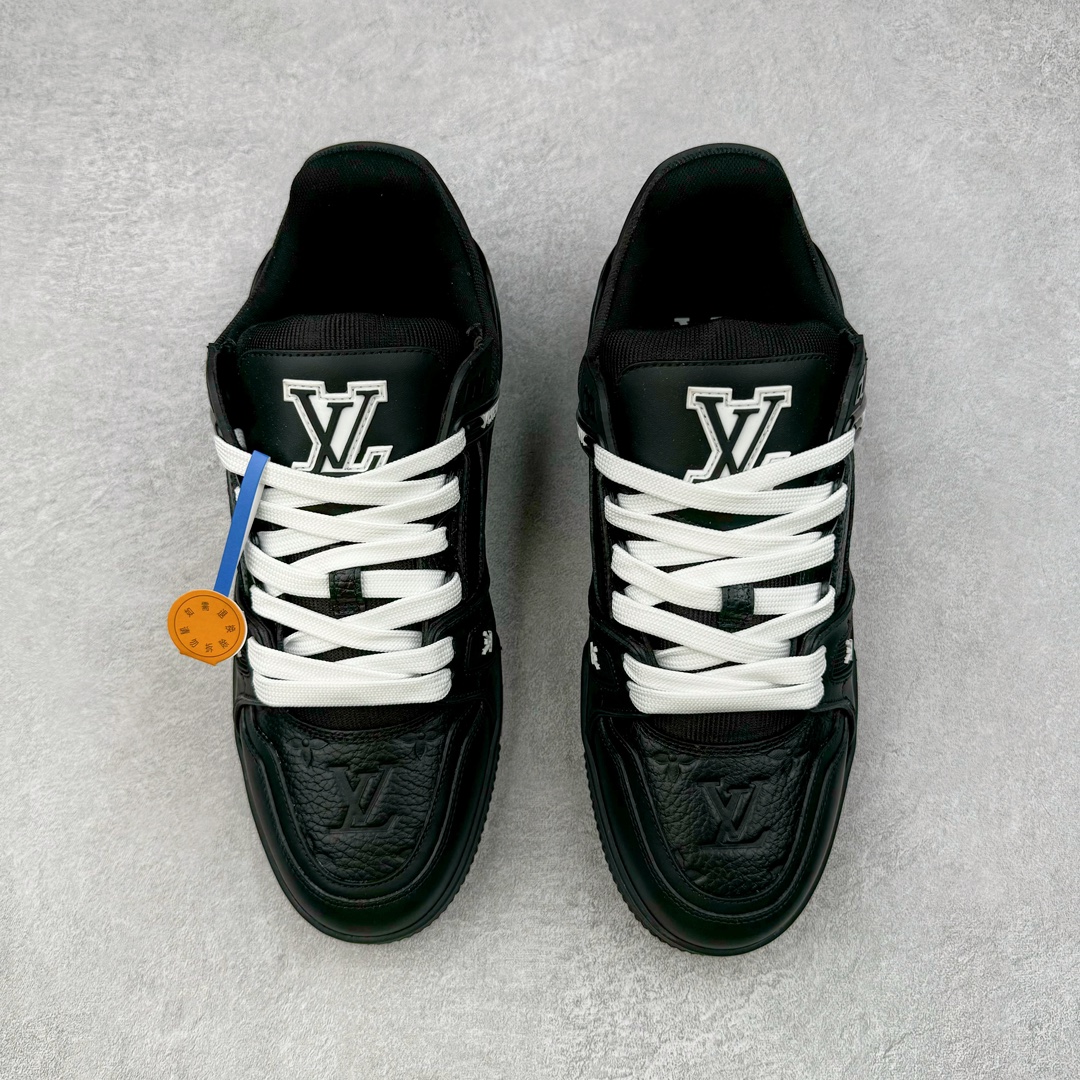 图片[2]-＃FS Louis Vuitton Trainer lv时装走秀运动鞋 实力大厂出品 平台专供 成熟的做工稳定的品控 完美鞋型超高的清洁度 零毛边线头瑕疵 全套原楦原纸版原鞋开模 全网最具灵魂的版型 正确原装黄色鞋盒 正确中底印花 鞋面印花3D高频深度立体 全鞋电脑针车 紧密相连 针距密度一致 环保乳胶注塑鞋垫 厚度脚感还原原版 皮面裁剪部位 统一油边封口工艺 原装橡胶大底含胶量大底组合零偏差 专柜全套包装 防尘袋 说明书 质保卡 男女鞋 尺码：35 36 37 38 39 40 41 42 43 44 45-选品中心