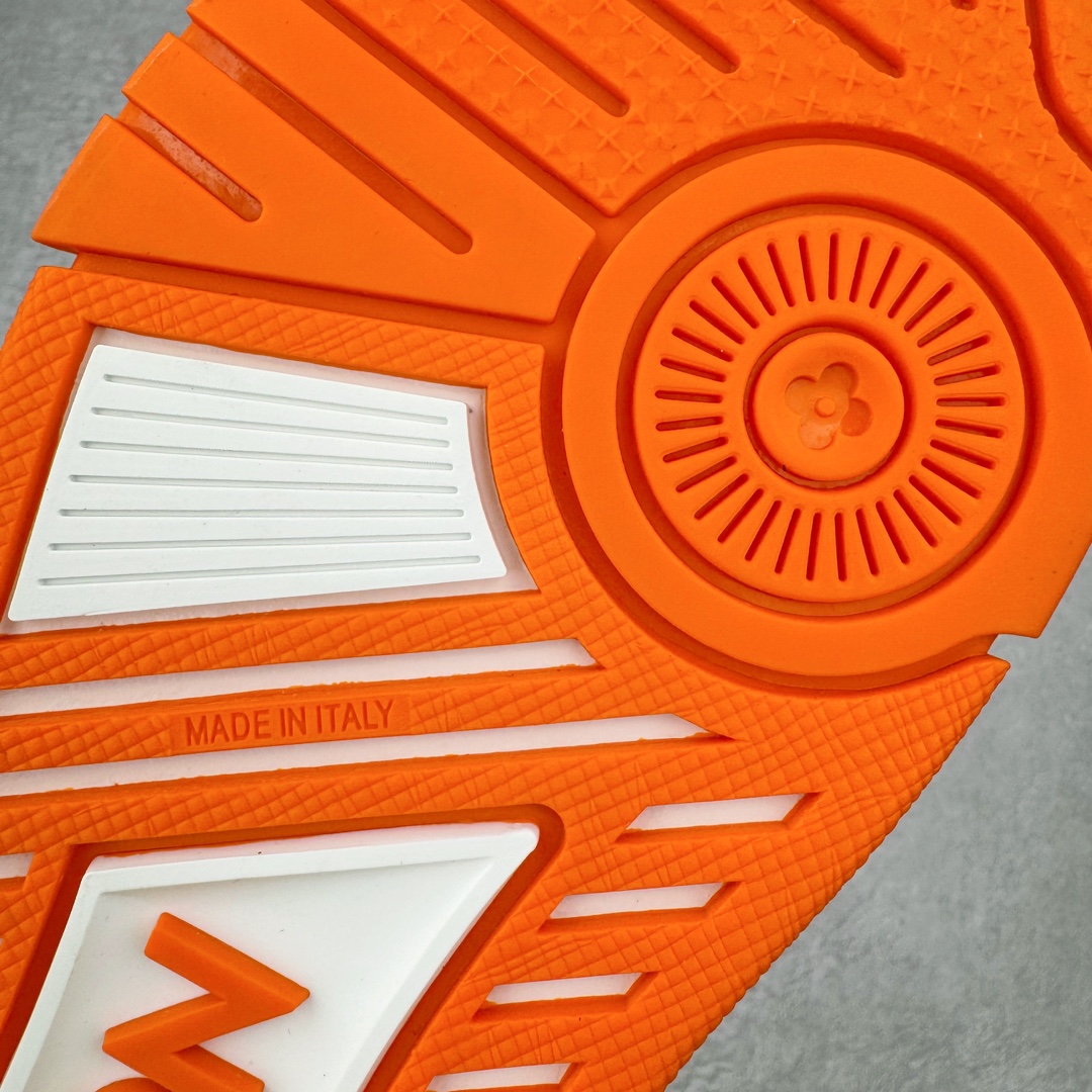 图片[21]-＃FS Louis Vuitton Trainer lv时装走秀运动鞋 实力大厂出品 平台专供 成熟的做工稳定的品控 完美鞋型超高的清洁度 零毛边线头瑕疵 全套原楦原纸版原鞋开模 全网最具灵魂的版型 正确原装黄色鞋盒 正确中底印花 鞋面印花3D高频深度立体 全鞋电脑针车 紧密相连 针距密度一致 环保乳胶注塑鞋垫 厚度脚感还原原版 皮面裁剪部位 统一油边封口工艺 原装橡胶大底含胶量大底组合零偏差 专柜全套包装 防尘袋 说明书 质保卡 男女鞋 尺码：35 36 37 38 39 40 41 42 43 44 45-选品中心