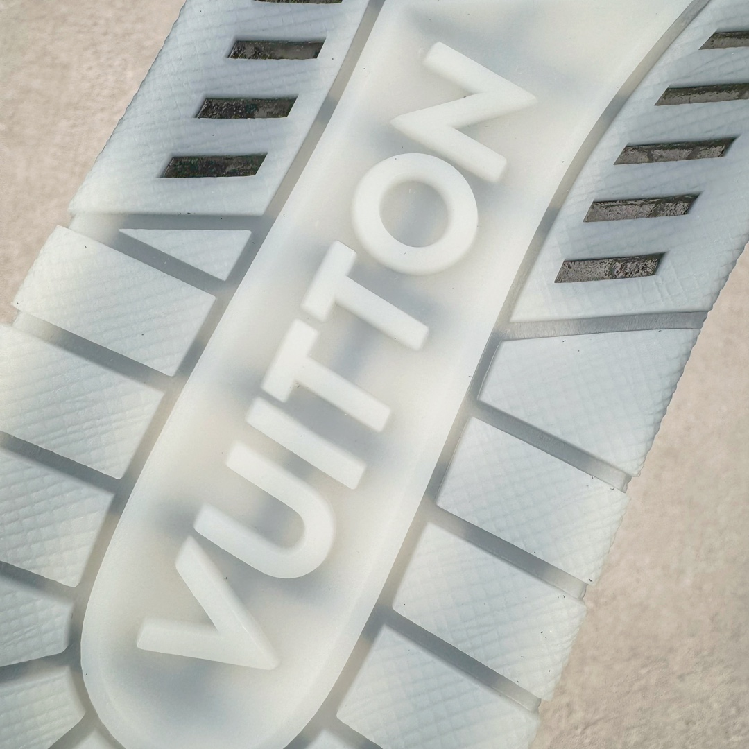 图片[10]-＃K纯原 Louis Vuitton Trainer lv时装走秀运动鞋 龙年限定配色 市场所有版本中综合最强的货品 GD实力大厂出品 全网最全配色更新最快 最成熟的做工稳定的品控 完美鞋型超高的清洁度 零毛边线头瑕疵 全套原楦原纸版原鞋开模 全网最具灵魂的版型 正确原装黄色鞋盒 正确中底印花 鞋面印花3D高频深度立体 全鞋电脑针车 紧密相连 针距密度一致 环保乳胶注塑鞋垫 厚度脚感还原原版 皮面裁剪部位 统一油边封口工艺 原装橡胶大底含胶量大底组合零偏差 专柜全套包装 防尘袋 说明书 质保卡 男女鞋 尺码：35 36 37 38 39 40 41 42 43 44 45-选品中心