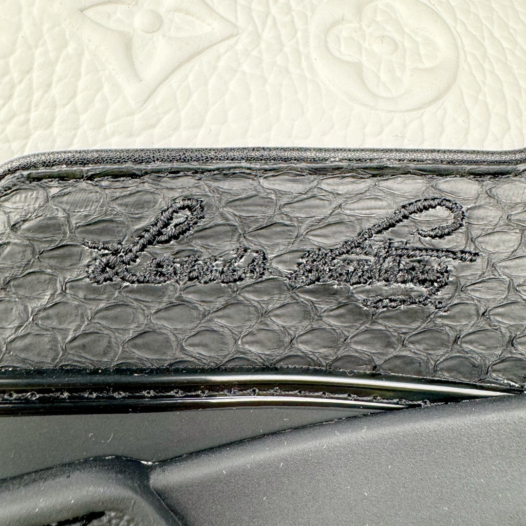 图片[16]-＃K纯原 Louis Vuitton Trainer lv时装走秀运动鞋 龙年限定配色 市场所有版本中综合最强的货品 GD实力大厂出品 全网最全配色更新最快 最成熟的做工稳定的品控 完美鞋型超高的清洁度 零毛边线头瑕疵 全套原楦原纸版原鞋开模 全网最具灵魂的版型 正确原装黄色鞋盒 正确中底印花 鞋面印花3D高频深度立体 全鞋电脑针车 紧密相连 针距密度一致 环保乳胶注塑鞋垫 厚度脚感还原原版 皮面裁剪部位 统一油边封口工艺 原装橡胶大底含胶量大底组合零偏差 专柜全套包装 防尘袋 说明书 质保卡 男女鞋 尺码：35 36 37 38 39 40 41 42 43 44 45-选品中心