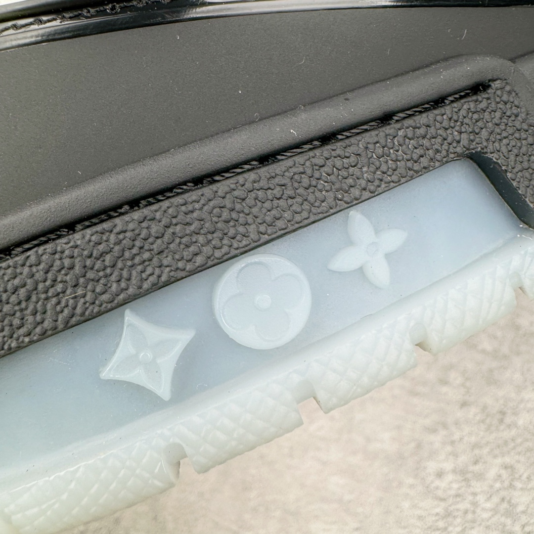 图片[15]-＃K纯原 Louis Vuitton Trainer lv时装走秀运动鞋 龙年限定配色 市场所有版本中综合最强的货品 GD实力大厂出品 全网最全配色更新最快 最成熟的做工稳定的品控 完美鞋型超高的清洁度 零毛边线头瑕疵 全套原楦原纸版原鞋开模 全网最具灵魂的版型 正确原装黄色鞋盒 正确中底印花 鞋面印花3D高频深度立体 全鞋电脑针车 紧密相连 针距密度一致 环保乳胶注塑鞋垫 厚度脚感还原原版 皮面裁剪部位 统一油边封口工艺 原装橡胶大底含胶量大底组合零偏差 专柜全套包装 防尘袋 说明书 质保卡 男女鞋 尺码：35 36 37 38 39 40 41 42 43 44 45-选品中心