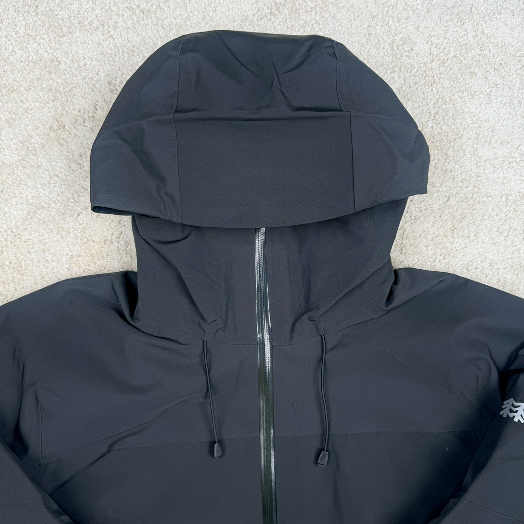 图片[6]-＃TZD KOLON SPORT CAMPING 可隆三合一系列抗撕中性廓形多口袋露营防水户外冲锋衣 设计理念：SPORT CAMPING 系列新品冲锋衣，质感十足，辅以“旁逸斜出”剪裁设计，一件解锁高级感随性气质，急尽致展现山系穿搭魅力，多场景演绎不同风格，彰显单品的时髦与实穿性，品质、设计以及精简的理念造就了其良好的性能，并能满足严苛环境下的使用需求。 面料+特点： ✅双拼接进口 3层压胶 3L GORE-TEX 复合面料 ✅GORE-TEX防水、防风、透气、轻量、抗撕裂耐磨，透气5000➕。 ✅ 采用先进的高端户外全身压胶拼接，内里采用进口飘柔纱，做工也都整整齐齐，更加考验工厂技术。 ✅ 融合户外技术和都市审美风格，SPORT CAMPING 系列 多用途高性能服装适合多种活动和环境穿着。 ✅ 连帽设计可调帽子抽绳，保暖头盔兼容Drop Hood™，弧形帽檐，更好的防风防雨不遮眼 ✅插手口袋内里设有网纱分离，方便物品归纳整理，细心的小设计。 ✅高性能的简约设计，轻量而耐磨。 ✅袖口及袖子设计，冲切Velcro®魔术贴袖口粘扣带，减少累赘 功能+版型 ✅风格：机车风 ✅版型：宽松版型 工艺： ✅ 这款冲锋采用GORE- TEX面料，防水、透气、抗撕裂技术性与多变的风格相融合，巧妙且实用的功能彰显出其卓越的功能性。AB拼接面料风格前卫，不仅防风防水，同时还能应对多变天气，两个都是秋冬的大热色系，简直就是户外人的宝藏福音。款式易于搭配，采用独特的立体口袋设计，呈现独特的风格外观。上身宽松时尚、同时又有冲锋衣的机能感，是每人必备的宝藏户外单品。 ​尺码：S M L XL 2XL 3XL-选品中心