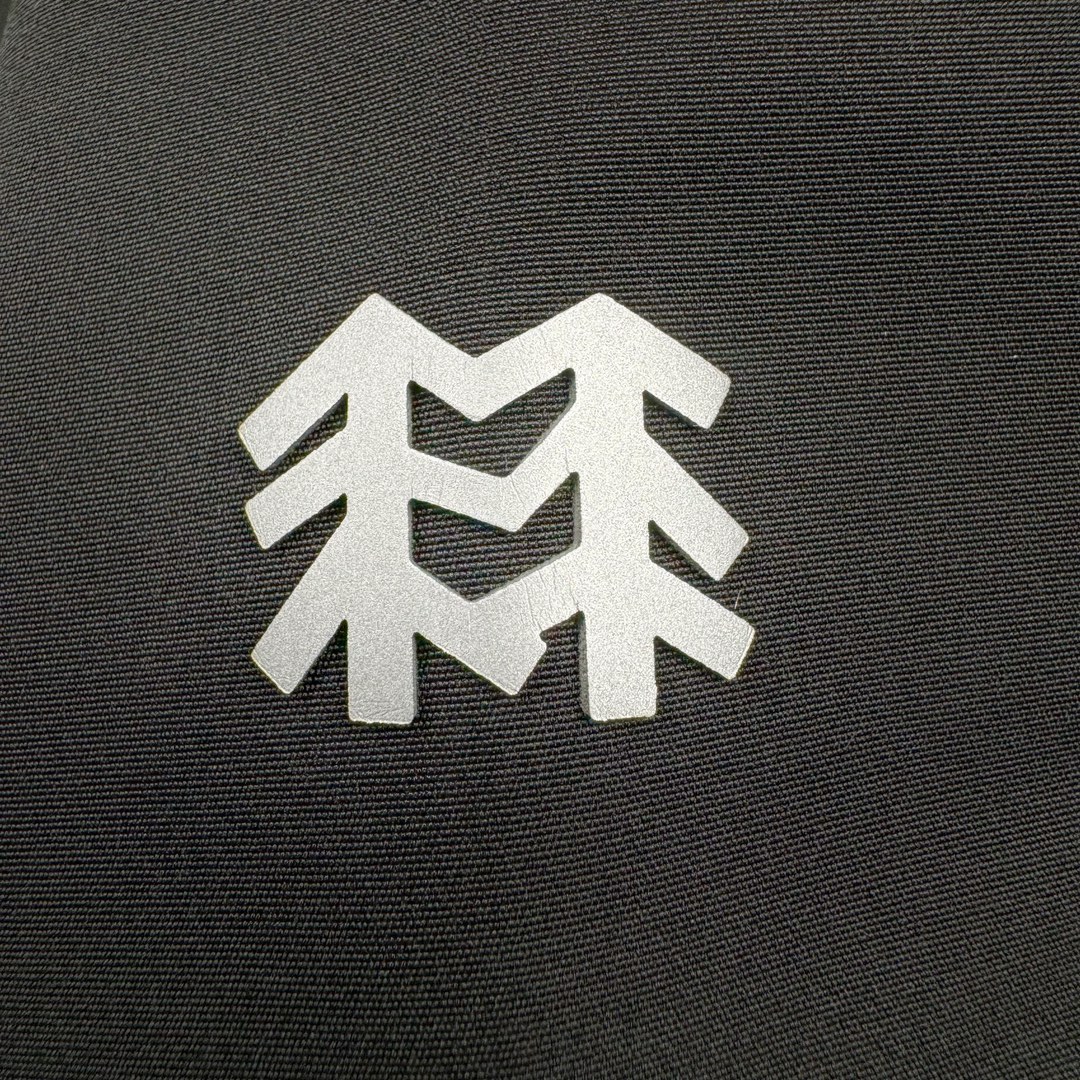 图片[8]-＃TZD KOLON SPORT CAMPING 可隆三合一系列抗撕中性廓形多口袋露营防水户外冲锋衣 设计理念：SPORT CAMPING 系列新品冲锋衣，质感十足，辅以“旁逸斜出”剪裁设计，一件解锁高级感随性气质，急尽致展现山系穿搭魅力，多场景演绎不同风格，彰显单品的时髦与实穿性，品质、设计以及精简的理念造就了其良好的性能，并能满足严苛环境下的使用需求。 面料+特点： ✅双拼接进口 3层压胶 3L GORE-TEX 复合面料 ✅GORE-TEX防水、防风、透气、轻量、抗撕裂耐磨，透气5000➕。 ✅ 采用先进的高端户外全身压胶拼接，内里采用进口飘柔纱，做工也都整整齐齐，更加考验工厂技术。 ✅ 融合户外技术和都市审美风格，SPORT CAMPING 系列 多用途高性能服装适合多种活动和环境穿着。 ✅ 连帽设计可调帽子抽绳，保暖头盔兼容Drop Hood™，弧形帽檐，更好的防风防雨不遮眼 ✅插手口袋内里设有网纱分离，方便物品归纳整理，细心的小设计。 ✅高性能的简约设计，轻量而耐磨。 ✅袖口及袖子设计，冲切Velcro®魔术贴袖口粘扣带，减少累赘 功能+版型 ✅风格：机车风 ✅版型：宽松版型 工艺： ✅ 这款冲锋采用GORE- TEX面料，防水、透气、抗撕裂技术性与多变的风格相融合，巧妙且实用的功能彰显出其卓越的功能性。AB拼接面料风格前卫，不仅防风防水，同时还能应对多变天气，两个都是秋冬的大热色系，简直就是户外人的宝藏福音。款式易于搭配，采用独特的立体口袋设计，呈现独特的风格外观。上身宽松时尚、同时又有冲锋衣的机能感，是每人必备的宝藏户外单品。 ​尺码：S M L XL 2XL 3XL-选品中心