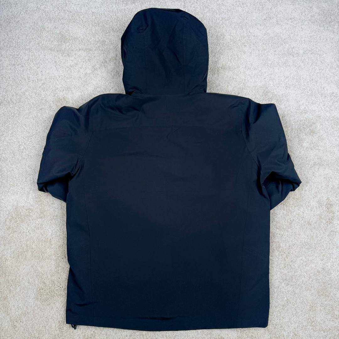 图片[3]-＃TZD KOLON SPORT CAMPING 可隆三合一系列抗撕中性廓形多口袋露营防水户外冲锋衣 设计理念：SPORT CAMPING 系列新品冲锋衣，质感十足，辅以“旁逸斜出”剪裁设计，一件解锁高级感随性气质，急尽致展现山系穿搭魅力，多场景演绎不同风格，彰显单品的时髦与实穿性，品质、设计以及精简的理念造就了其良好的性能，并能满足严苛环境下的使用需求。 面料+特点： ✅双拼接进口 3层压胶 3L GORE-TEX 复合面料 ✅GORE-TEX防水、防风、透气、轻量、抗撕裂耐磨，透气5000➕。 ✅ 采用先进的高端户外全身压胶拼接，内里采用进口飘柔纱，做工也都整整齐齐，更加考验工厂技术。 ✅ 融合户外技术和都市审美风格，SPORT CAMPING 系列 多用途高性能服装适合多种活动和环境穿着。 ✅ 连帽设计可调帽子抽绳，保暖头盔兼容Drop Hood™，弧形帽檐，更好的防风防雨不遮眼 ✅插手口袋内里设有网纱分离，方便物品归纳整理，细心的小设计。 ✅高性能的简约设计，轻量而耐磨。 ✅袖口及袖子设计，冲切Velcro®魔术贴袖口粘扣带，减少累赘 功能+版型 ✅风格：机车风 ✅版型：宽松版型 工艺： ✅ 这款冲锋采用GORE- TEX面料，防水、透气、抗撕裂技术性与多变的风格相融合，巧妙且实用的功能彰显出其卓越的功能性。AB拼接面料风格前卫，不仅防风防水，同时还能应对多变天气，两个都是秋冬的大热色系，简直就是户外人的宝藏福音。款式易于搭配，采用独特的立体口袋设计，呈现独特的风格外观。上身宽松时尚、同时又有冲锋衣的机能感，是每人必备的宝藏户外单品。 ​尺码：S M L XL 2XL 3XL-选品中心