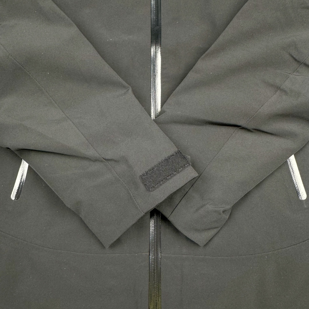 图片[7]-＃TZD KOLON SPORT CAMPING 可隆三合一系列抗撕中性廓形多口袋露营防水户外冲锋衣 设计理念：SPORT CAMPING 系列新品冲锋衣，质感十足，辅以“旁逸斜出”剪裁设计，一件解锁高级感随性气质，急尽致展现山系穿搭魅力，多场景演绎不同风格，彰显单品的时髦与实穿性，品质、设计以及精简的理念造就了其良好的性能，并能满足严苛环境下的使用需求。 面料+特点： ✅双拼接进口 3层压胶 3L GORE-TEX 复合面料 ✅GORE-TEX防水、防风、透气、轻量、抗撕裂耐磨，透气5000➕。 ✅ 采用先进的高端户外全身压胶拼接，内里采用进口飘柔纱，做工也都整整齐齐，更加考验工厂技术。 ✅ 融合户外技术和都市审美风格，SPORT CAMPING 系列 多用途高性能服装适合多种活动和环境穿着。 ✅ 连帽设计可调帽子抽绳，保暖头盔兼容Drop Hood™，弧形帽檐，更好的防风防雨不遮眼 ✅插手口袋内里设有网纱分离，方便物品归纳整理，细心的小设计。 ✅高性能的简约设计，轻量而耐磨。 ✅袖口及袖子设计，冲切Velcro®魔术贴袖口粘扣带，减少累赘 功能+版型 ✅风格：机车风 ✅版型：宽松版型 工艺： ✅ 这款冲锋采用GORE- TEX面料，防水、透气、抗撕裂技术性与多变的风格相融合，巧妙且实用的功能彰显出其卓越的功能性。AB拼接面料风格前卫，不仅防风防水，同时还能应对多变天气，两个都是秋冬的大热色系，简直就是户外人的宝藏福音。款式易于搭配，采用独特的立体口袋设计，呈现独特的风格外观。上身宽松时尚、同时又有冲锋衣的机能感，是每人必备的宝藏户外单品。 ​尺码：S M L XL 2XL 3XL-选品中心