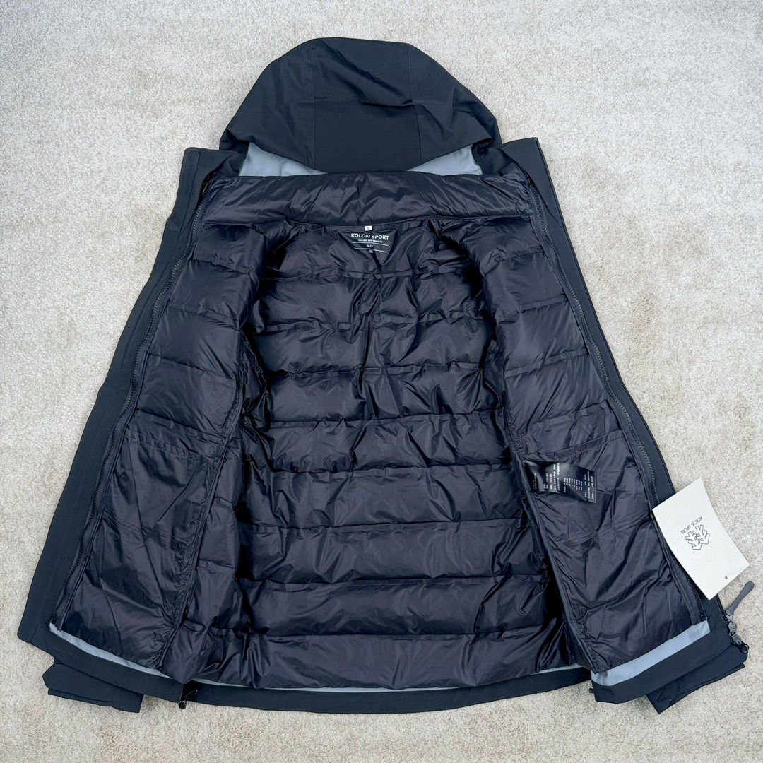 图片[4]-＃TZD KOLON SPORT CAMPING 可隆三合一系列抗撕中性廓形多口袋露营防水户外冲锋衣 设计理念：SPORT CAMPING 系列新品冲锋衣，质感十足，辅以“旁逸斜出”剪裁设计，一件解锁高级感随性气质，急尽致展现山系穿搭魅力，多场景演绎不同风格，彰显单品的时髦与实穿性，品质、设计以及精简的理念造就了其良好的性能，并能满足严苛环境下的使用需求。 面料+特点： ✅双拼接进口 3层压胶 3L GORE-TEX 复合面料 ✅GORE-TEX防水、防风、透气、轻量、抗撕裂耐磨，透气5000➕。 ✅ 采用先进的高端户外全身压胶拼接，内里采用进口飘柔纱，做工也都整整齐齐，更加考验工厂技术。 ✅ 融合户外技术和都市审美风格，SPORT CAMPING 系列 多用途高性能服装适合多种活动和环境穿着。 ✅ 连帽设计可调帽子抽绳，保暖头盔兼容Drop Hood™，弧形帽檐，更好的防风防雨不遮眼 ✅插手口袋内里设有网纱分离，方便物品归纳整理，细心的小设计。 ✅高性能的简约设计，轻量而耐磨。 ✅袖口及袖子设计，冲切Velcro®魔术贴袖口粘扣带，减少累赘 功能+版型 ✅风格：机车风 ✅版型：宽松版型 工艺： ✅ 这款冲锋采用GORE- TEX面料，防水、透气、抗撕裂技术性与多变的风格相融合，巧妙且实用的功能彰显出其卓越的功能性。AB拼接面料风格前卫，不仅防风防水，同时还能应对多变天气，两个都是秋冬的大热色系，简直就是户外人的宝藏福音。款式易于搭配，采用独特的立体口袋设计，呈现独特的风格外观。上身宽松时尚、同时又有冲锋衣的机能感，是每人必备的宝藏户外单品。 ​尺码：S M L XL 2XL 3XL-选品中心