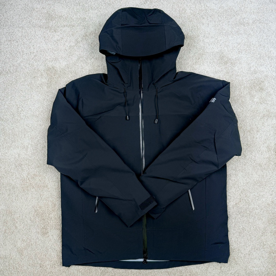 图片[2]-＃TZD KOLON SPORT CAMPING 可隆三合一系列抗撕中性廓形多口袋露营防水户外冲锋衣 设计理念：SPORT CAMPING 系列新品冲锋衣，质感十足，辅以“旁逸斜出”剪裁设计，一件解锁高级感随性气质，急尽致展现山系穿搭魅力，多场景演绎不同风格，彰显单品的时髦与实穿性，品质、设计以及精简的理念造就了其良好的性能，并能满足严苛环境下的使用需求。 面料+特点： ✅双拼接进口 3层压胶 3L GORE-TEX 复合面料 ✅GORE-TEX防水、防风、透气、轻量、抗撕裂耐磨，透气5000➕。 ✅ 采用先进的高端户外全身压胶拼接，内里采用进口飘柔纱，做工也都整整齐齐，更加考验工厂技术。 ✅ 融合户外技术和都市审美风格，SPORT CAMPING 系列 多用途高性能服装适合多种活动和环境穿着。 ✅ 连帽设计可调帽子抽绳，保暖头盔兼容Drop Hood™，弧形帽檐，更好的防风防雨不遮眼 ✅插手口袋内里设有网纱分离，方便物品归纳整理，细心的小设计。 ✅高性能的简约设计，轻量而耐磨。 ✅袖口及袖子设计，冲切Velcro®魔术贴袖口粘扣带，减少累赘 功能+版型 ✅风格：机车风 ✅版型：宽松版型 工艺： ✅ 这款冲锋采用GORE- TEX面料，防水、透气、抗撕裂技术性与多变的风格相融合，巧妙且实用的功能彰显出其卓越的功能性。AB拼接面料风格前卫，不仅防风防水，同时还能应对多变天气，两个都是秋冬的大热色系，简直就是户外人的宝藏福音。款式易于搭配，采用独特的立体口袋设计，呈现独特的风格外观。上身宽松时尚、同时又有冲锋衣的机能感，是每人必备的宝藏户外单品。 ​尺码：S M L XL 2XL 3XL-选品中心