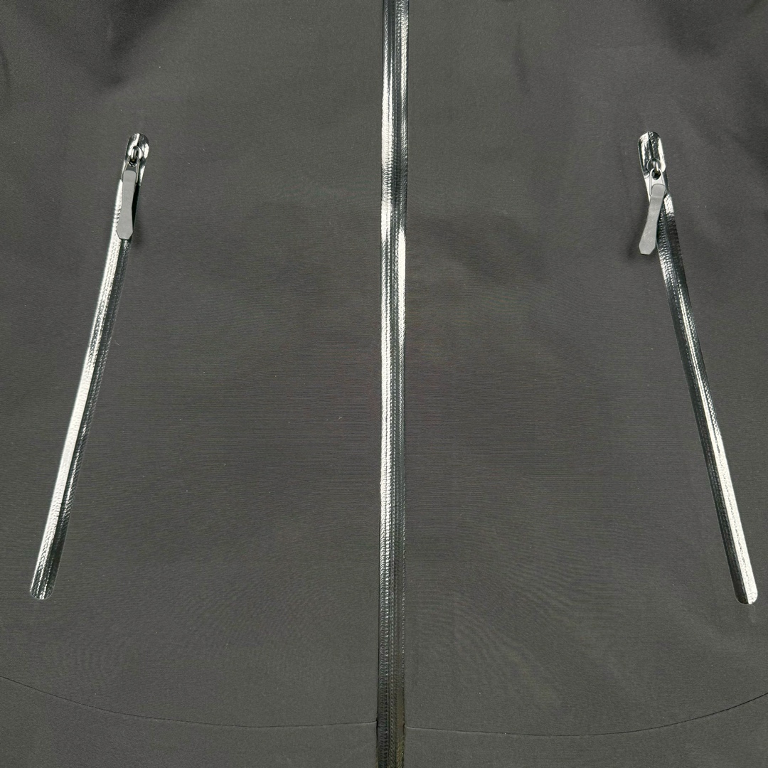 图片[11]-＃TZD KOLON SPORT CAMPING 可隆三合一系列抗撕中性廓形多口袋露营防水户外冲锋衣 设计理念：SPORT CAMPING 系列新品冲锋衣，质感十足，辅以“旁逸斜出”剪裁设计，一件解锁高级感随性气质，急尽致展现山系穿搭魅力，多场景演绎不同风格，彰显单品的时髦与实穿性，品质、设计以及精简的理念造就了其良好的性能，并能满足严苛环境下的使用需求。 面料+特点： ✅双拼接进口 3层压胶 3L GORE-TEX 复合面料 ✅GORE-TEX防水、防风、透气、轻量、抗撕裂耐磨，透气5000➕。 ✅ 采用先进的高端户外全身压胶拼接，内里采用进口飘柔纱，做工也都整整齐齐，更加考验工厂技术。 ✅ 融合户外技术和都市审美风格，SPORT CAMPING 系列 多用途高性能服装适合多种活动和环境穿着。 ✅ 连帽设计可调帽子抽绳，保暖头盔兼容Drop Hood™，弧形帽檐，更好的防风防雨不遮眼 ✅插手口袋内里设有网纱分离，方便物品归纳整理，细心的小设计。 ✅高性能的简约设计，轻量而耐磨。 ✅袖口及袖子设计，冲切Velcro®魔术贴袖口粘扣带，减少累赘 功能+版型 ✅风格：机车风 ✅版型：宽松版型 工艺： ✅ 这款冲锋采用GORE- TEX面料，防水、透气、抗撕裂技术性与多变的风格相融合，巧妙且实用的功能彰显出其卓越的功能性。AB拼接面料风格前卫，不仅防风防水，同时还能应对多变天气，两个都是秋冬的大热色系，简直就是户外人的宝藏福音。款式易于搭配，采用独特的立体口袋设计，呈现独特的风格外观。上身宽松时尚、同时又有冲锋衣的机能感，是每人必备的宝藏户外单品。 ​尺码：S M L XL 2XL 3XL-选品中心