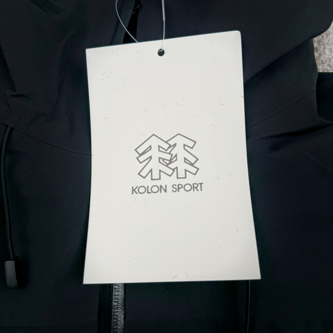 图片[10]-＃TZD KOLON SPORT CAMPING 可隆三合一系列抗撕中性廓形多口袋露营防水户外冲锋衣 设计理念：SPORT CAMPING 系列新品冲锋衣，质感十足，辅以“旁逸斜出”剪裁设计，一件解锁高级感随性气质，急尽致展现山系穿搭魅力，多场景演绎不同风格，彰显单品的时髦与实穿性，品质、设计以及精简的理念造就了其良好的性能，并能满足严苛环境下的使用需求。 面料+特点： ✅双拼接进口 3层压胶 3L GORE-TEX 复合面料 ✅GORE-TEX防水、防风、透气、轻量、抗撕裂耐磨，透气5000➕。 ✅ 采用先进的高端户外全身压胶拼接，内里采用进口飘柔纱，做工也都整整齐齐，更加考验工厂技术。 ✅ 融合户外技术和都市审美风格，SPORT CAMPING 系列 多用途高性能服装适合多种活动和环境穿着。 ✅ 连帽设计可调帽子抽绳，保暖头盔兼容Drop Hood™，弧形帽檐，更好的防风防雨不遮眼 ✅插手口袋内里设有网纱分离，方便物品归纳整理，细心的小设计。 ✅高性能的简约设计，轻量而耐磨。 ✅袖口及袖子设计，冲切Velcro®魔术贴袖口粘扣带，减少累赘 功能+版型 ✅风格：机车风 ✅版型：宽松版型 工艺： ✅ 这款冲锋采用GORE- TEX面料，防水、透气、抗撕裂技术性与多变的风格相融合，巧妙且实用的功能彰显出其卓越的功能性。AB拼接面料风格前卫，不仅防风防水，同时还能应对多变天气，两个都是秋冬的大热色系，简直就是户外人的宝藏福音。款式易于搭配，采用独特的立体口袋设计，呈现独特的风格外观。上身宽松时尚、同时又有冲锋衣的机能感，是每人必备的宝藏户外单品。 ​尺码：S M L XL 2XL 3XL-选品中心