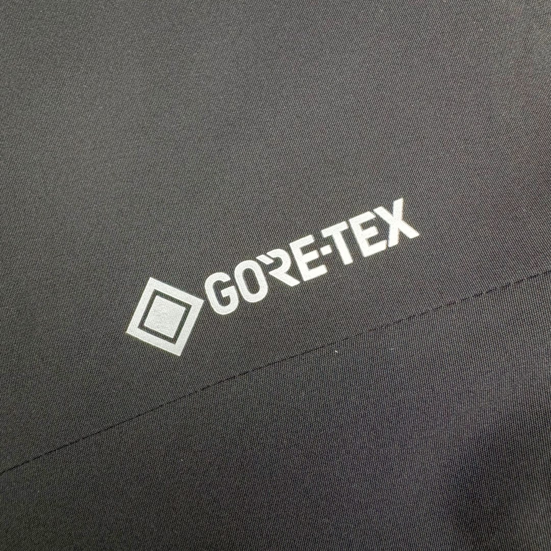 图片[9]-＃TZD KOLON SPORT CAMPING 可隆三合一系列抗撕中性廓形多口袋露营防水户外冲锋衣 设计理念：SPORT CAMPING 系列新品冲锋衣，质感十足，辅以“旁逸斜出”剪裁设计，一件解锁高级感随性气质，急尽致展现山系穿搭魅力，多场景演绎不同风格，彰显单品的时髦与实穿性，品质、设计以及精简的理念造就了其良好的性能，并能满足严苛环境下的使用需求。 面料+特点： ✅双拼接进口 3层压胶 3L GORE-TEX 复合面料 ✅GORE-TEX防水、防风、透气、轻量、抗撕裂耐磨，透气5000➕。 ✅ 采用先进的高端户外全身压胶拼接，内里采用进口飘柔纱，做工也都整整齐齐，更加考验工厂技术。 ✅ 融合户外技术和都市审美风格，SPORT CAMPING 系列 多用途高性能服装适合多种活动和环境穿着。 ✅ 连帽设计可调帽子抽绳，保暖头盔兼容Drop Hood™，弧形帽檐，更好的防风防雨不遮眼 ✅插手口袋内里设有网纱分离，方便物品归纳整理，细心的小设计。 ✅高性能的简约设计，轻量而耐磨。 ✅袖口及袖子设计，冲切Velcro®魔术贴袖口粘扣带，减少累赘 功能+版型 ✅风格：机车风 ✅版型：宽松版型 工艺： ✅ 这款冲锋采用GORE- TEX面料，防水、透气、抗撕裂技术性与多变的风格相融合，巧妙且实用的功能彰显出其卓越的功能性。AB拼接面料风格前卫，不仅防风防水，同时还能应对多变天气，两个都是秋冬的大热色系，简直就是户外人的宝藏福音。款式易于搭配，采用独特的立体口袋设计，呈现独特的风格外观。上身宽松时尚、同时又有冲锋衣的机能感，是每人必备的宝藏户外单品。 ​尺码：S M L XL 2XL 3XL-选品中心