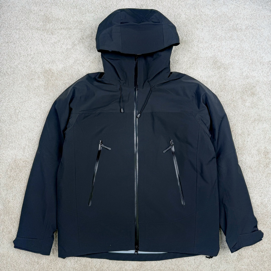 ＃TZD KOLON SPORT CAMPING 可隆三合一系列抗撕中性廓形多口袋露营防水户外冲锋衣 设计理念：SPORT CAMPING 系列新品冲锋衣，质感十足，辅以“旁逸斜出”剪裁设计，一件解锁高级感随性气质，急尽致展现山系穿搭魅力，多场景演绎不同风格，彰显单品的时髦与实穿性，品质、设计以及精简的理念造就了其良好的性能，并能满足严苛环境下的使用需求。 面料+特点： ✅双拼接进口 3层压胶 3L GORE-TEX 复合面料 ✅GORE-TEX防水、防风、透气、轻量、抗撕裂耐磨，透气5000➕。 ✅ 采用先进的高端户外全身压胶拼接，内里采用进口飘柔纱，做工也都整整齐齐，更加考验工厂技术。 ✅ 融合户外技术和都市审美风格，SPORT CAMPING 系列 多用途高性能服装适合多种活动和环境穿着。 ✅ 连帽设计可调帽子抽绳，保暖头盔兼容Drop Hood™，弧形帽檐，更好的防风防雨不遮眼 ✅插手口袋内里设有网纱分离，方便物品归纳整理，细心的小设计。 ✅高性能的简约设计，轻量而耐磨。 ✅袖口及袖子设计，冲切Velcro®魔术贴袖口粘扣带，减少累赘 功能+版型 ✅风格：机车风 ✅版型：宽松版型 工艺： ✅ 这款冲锋采用GORE- TEX面料，防水、透气、抗撕裂技术性与多变的风格相融合，巧妙且实用的功能彰显出其卓越的功能性。AB拼接面料风格前卫，不仅防风防水，同时还能应对多变天气，两个都是秋冬的大热色系，简直就是户外人的宝藏福音。款式易于搭配，采用独特的立体口袋设计，呈现独特的风格外观。上身宽松时尚、同时又有冲锋衣的机能感，是每人必备的宝藏户外单品。 ​尺码：S M L XL 2XL 3XL-选品中心