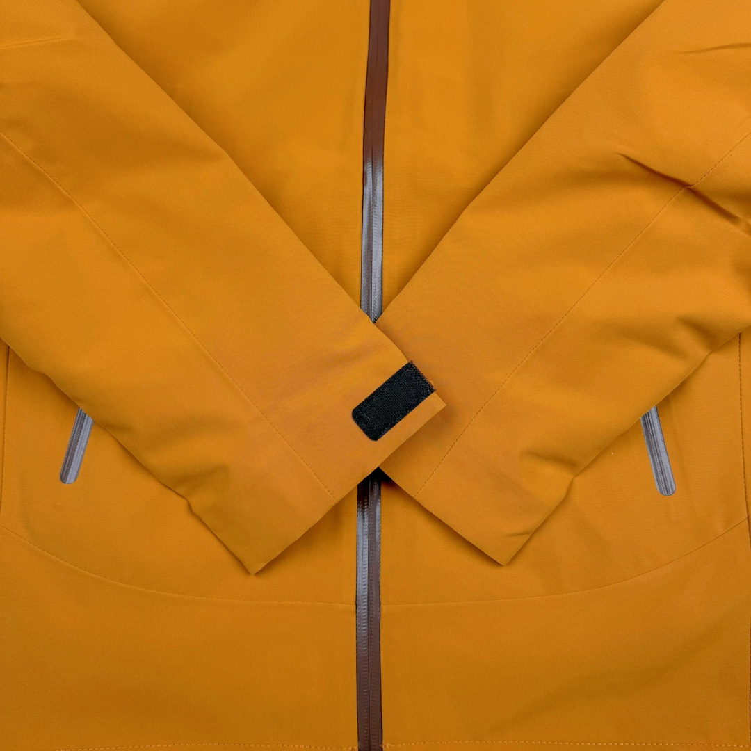 图片[6]-＃TZD KOLON SPORT CAMPING 可隆三合一系列抗撕中性廓形多口袋露营防水户外冲锋衣 设计理念：SPORT CAMPING 系列新品冲锋衣，质感十足，辅以“旁逸斜出”剪裁设计，一件解锁高级感随性气质，急尽致展现山系穿搭魅力，多场景演绎不同风格，彰显单品的时髦与实穿性，品质、设计以及精简的理念造就了其良好的性能，并能满足严苛环境下的使用需求。 面料+特点： ✅双拼接进口 3层压胶 3L GORE-TEX 复合面料 ✅GORE-TEX防水、防风、透气、轻量、抗撕裂耐磨，透气5000➕。 ✅ 采用先进的高端户外全身压胶拼接，内里采用进口飘柔纱，做工也都整整齐齐，更加考验工厂技术。 ✅ 融合户外技术和都市审美风格，SPORT CAMPING 系列 多用途高性能服装适合多种活动和环境穿着。 ✅ 连帽设计可调帽子抽绳，保暖头盔兼容Drop Hood™，弧形帽檐，更好的防风防雨不遮眼 ✅插手口袋内里设有网纱分离，方便物品归纳整理，细心的小设计。 ✅高性能的简约设计，轻量而耐磨。 ✅袖口及袖子设计，冲切Velcro®魔术贴袖口粘扣带，减少累赘 功能+版型 ✅风格：机车风 ✅版型：宽松版型 工艺： ✅ 这款冲锋采用GORE- TEX面料，防水、透气、抗撕裂技术性与多变的风格相融合，巧妙且实用的功能彰显出其卓越的功能性。AB拼接面料风格前卫，不仅防风防水，同时还能应对多变天气，两个都是秋冬的大热色系，简直就是户外人的宝藏福音。款式易于搭配，采用独特的立体口袋设计，呈现独特的风格外观。上身宽松时尚、同时又有冲锋衣的机能感，是每人必备的宝藏户外单品。 ​尺码：S M L XL 2XL 3XL-选品中心