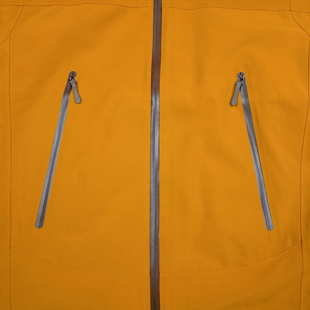 图片[5]-＃TZD KOLON SPORT CAMPING 可隆三合一系列抗撕中性廓形多口袋露营防水户外冲锋衣 设计理念：SPORT CAMPING 系列新品冲锋衣，质感十足，辅以“旁逸斜出”剪裁设计，一件解锁高级感随性气质，急尽致展现山系穿搭魅力，多场景演绎不同风格，彰显单品的时髦与实穿性，品质、设计以及精简的理念造就了其良好的性能，并能满足严苛环境下的使用需求。 面料+特点： ✅双拼接进口 3层压胶 3L GORE-TEX 复合面料 ✅GORE-TEX防水、防风、透气、轻量、抗撕裂耐磨，透气5000➕。 ✅ 采用先进的高端户外全身压胶拼接，内里采用进口飘柔纱，做工也都整整齐齐，更加考验工厂技术。 ✅ 融合户外技术和都市审美风格，SPORT CAMPING 系列 多用途高性能服装适合多种活动和环境穿着。 ✅ 连帽设计可调帽子抽绳，保暖头盔兼容Drop Hood™，弧形帽檐，更好的防风防雨不遮眼 ✅插手口袋内里设有网纱分离，方便物品归纳整理，细心的小设计。 ✅高性能的简约设计，轻量而耐磨。 ✅袖口及袖子设计，冲切Velcro®魔术贴袖口粘扣带，减少累赘 功能+版型 ✅风格：机车风 ✅版型：宽松版型 工艺： ✅ 这款冲锋采用GORE- TEX面料，防水、透气、抗撕裂技术性与多变的风格相融合，巧妙且实用的功能彰显出其卓越的功能性。AB拼接面料风格前卫，不仅防风防水，同时还能应对多变天气，两个都是秋冬的大热色系，简直就是户外人的宝藏福音。款式易于搭配，采用独特的立体口袋设计，呈现独特的风格外观。上身宽松时尚、同时又有冲锋衣的机能感，是每人必备的宝藏户外单品。 ​尺码：S M L XL 2XL 3XL-选品中心