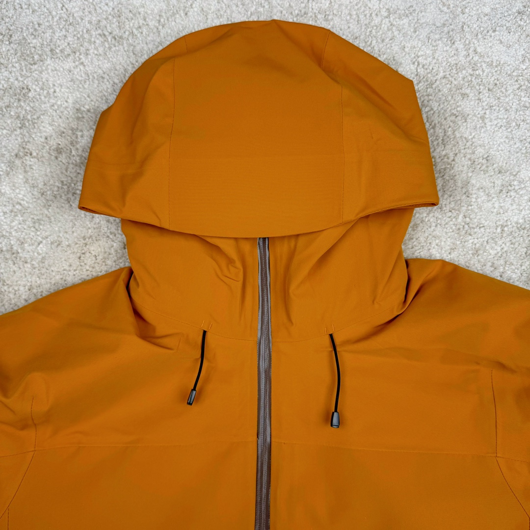 图片[4]-＃TZD KOLON SPORT CAMPING 可隆三合一系列抗撕中性廓形多口袋露营防水户外冲锋衣 设计理念：SPORT CAMPING 系列新品冲锋衣，质感十足，辅以“旁逸斜出”剪裁设计，一件解锁高级感随性气质，急尽致展现山系穿搭魅力，多场景演绎不同风格，彰显单品的时髦与实穿性，品质、设计以及精简的理念造就了其良好的性能，并能满足严苛环境下的使用需求。 面料+特点： ✅双拼接进口 3层压胶 3L GORE-TEX 复合面料 ✅GORE-TEX防水、防风、透气、轻量、抗撕裂耐磨，透气5000➕。 ✅ 采用先进的高端户外全身压胶拼接，内里采用进口飘柔纱，做工也都整整齐齐，更加考验工厂技术。 ✅ 融合户外技术和都市审美风格，SPORT CAMPING 系列 多用途高性能服装适合多种活动和环境穿着。 ✅ 连帽设计可调帽子抽绳，保暖头盔兼容Drop Hood™，弧形帽檐，更好的防风防雨不遮眼 ✅插手口袋内里设有网纱分离，方便物品归纳整理，细心的小设计。 ✅高性能的简约设计，轻量而耐磨。 ✅袖口及袖子设计，冲切Velcro®魔术贴袖口粘扣带，减少累赘 功能+版型 ✅风格：机车风 ✅版型：宽松版型 工艺： ✅ 这款冲锋采用GORE- TEX面料，防水、透气、抗撕裂技术性与多变的风格相融合，巧妙且实用的功能彰显出其卓越的功能性。AB拼接面料风格前卫，不仅防风防水，同时还能应对多变天气，两个都是秋冬的大热色系，简直就是户外人的宝藏福音。款式易于搭配，采用独特的立体口袋设计，呈现独特的风格外观。上身宽松时尚、同时又有冲锋衣的机能感，是每人必备的宝藏户外单品。 ​尺码：S M L XL 2XL 3XL-选品中心