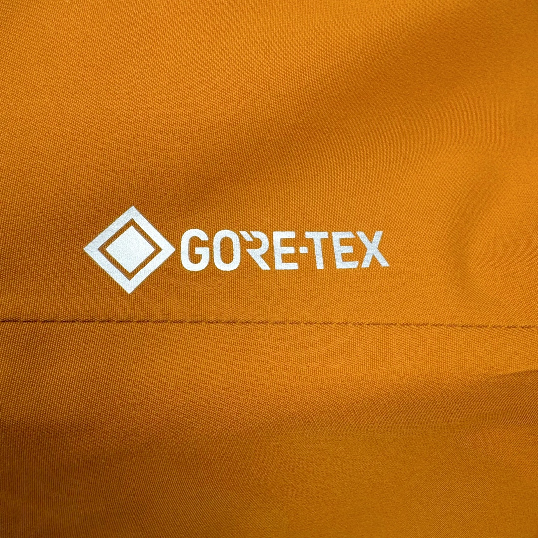 图片[9]-＃TZD KOLON SPORT CAMPING 可隆三合一系列抗撕中性廓形多口袋露营防水户外冲锋衣 设计理念：SPORT CAMPING 系列新品冲锋衣，质感十足，辅以“旁逸斜出”剪裁设计，一件解锁高级感随性气质，急尽致展现山系穿搭魅力，多场景演绎不同风格，彰显单品的时髦与实穿性，品质、设计以及精简的理念造就了其良好的性能，并能满足严苛环境下的使用需求。 面料+特点： ✅双拼接进口 3层压胶 3L GORE-TEX 复合面料 ✅GORE-TEX防水、防风、透气、轻量、抗撕裂耐磨，透气5000➕。 ✅ 采用先进的高端户外全身压胶拼接，内里采用进口飘柔纱，做工也都整整齐齐，更加考验工厂技术。 ✅ 融合户外技术和都市审美风格，SPORT CAMPING 系列 多用途高性能服装适合多种活动和环境穿着。 ✅ 连帽设计可调帽子抽绳，保暖头盔兼容Drop Hood™，弧形帽檐，更好的防风防雨不遮眼 ✅插手口袋内里设有网纱分离，方便物品归纳整理，细心的小设计。 ✅高性能的简约设计，轻量而耐磨。 ✅袖口及袖子设计，冲切Velcro®魔术贴袖口粘扣带，减少累赘 功能+版型 ✅风格：机车风 ✅版型：宽松版型 工艺： ✅ 这款冲锋采用GORE- TEX面料，防水、透气、抗撕裂技术性与多变的风格相融合，巧妙且实用的功能彰显出其卓越的功能性。AB拼接面料风格前卫，不仅防风防水，同时还能应对多变天气，两个都是秋冬的大热色系，简直就是户外人的宝藏福音。款式易于搭配，采用独特的立体口袋设计，呈现独特的风格外观。上身宽松时尚、同时又有冲锋衣的机能感，是每人必备的宝藏户外单品。 ​尺码：S M L XL 2XL 3XL-选品中心