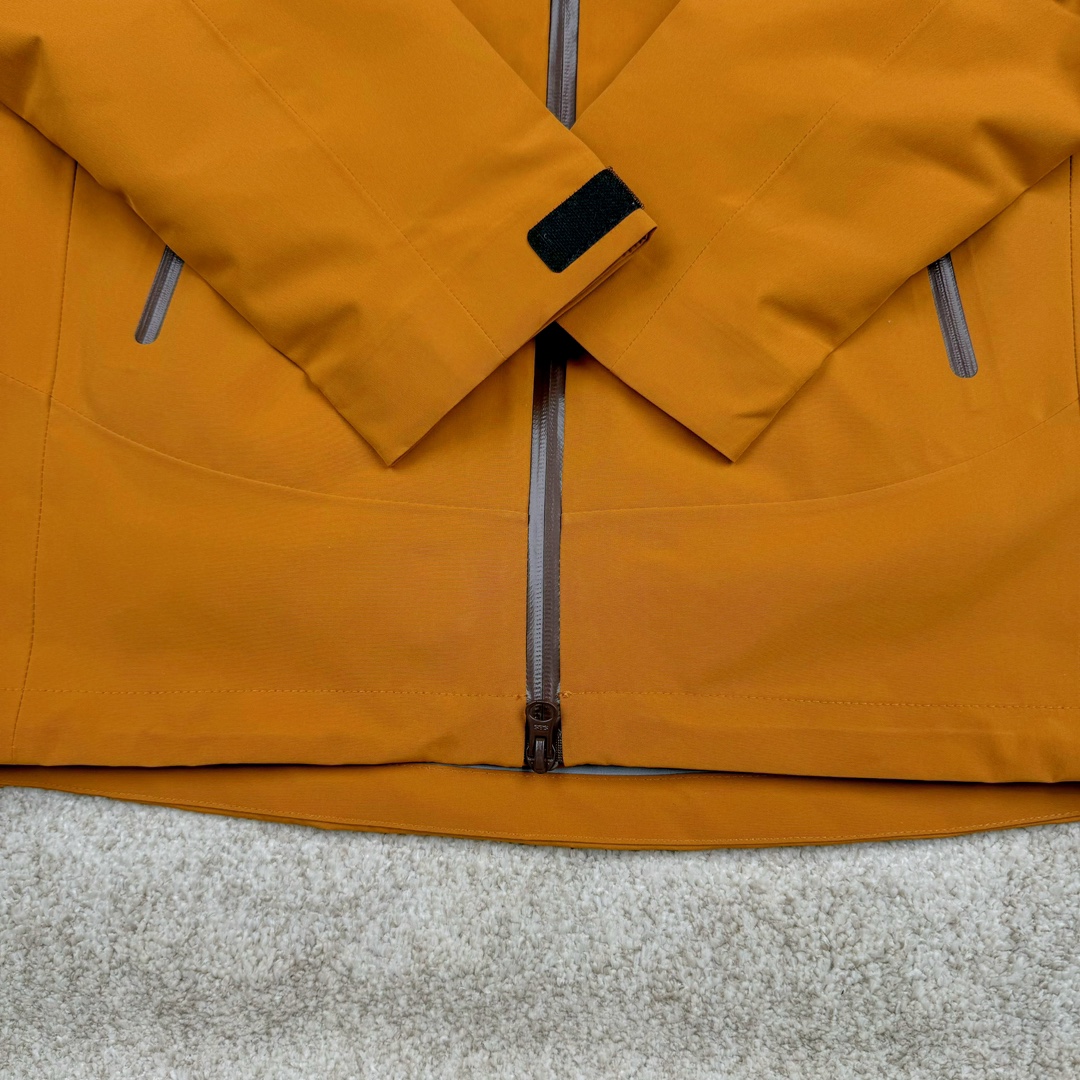 图片[7]-＃TZD KOLON SPORT CAMPING 可隆三合一系列抗撕中性廓形多口袋露营防水户外冲锋衣 设计理念：SPORT CAMPING 系列新品冲锋衣，质感十足，辅以“旁逸斜出”剪裁设计，一件解锁高级感随性气质，急尽致展现山系穿搭魅力，多场景演绎不同风格，彰显单品的时髦与实穿性，品质、设计以及精简的理念造就了其良好的性能，并能满足严苛环境下的使用需求。 面料+特点： ✅双拼接进口 3层压胶 3L GORE-TEX 复合面料 ✅GORE-TEX防水、防风、透气、轻量、抗撕裂耐磨，透气5000➕。 ✅ 采用先进的高端户外全身压胶拼接，内里采用进口飘柔纱，做工也都整整齐齐，更加考验工厂技术。 ✅ 融合户外技术和都市审美风格，SPORT CAMPING 系列 多用途高性能服装适合多种活动和环境穿着。 ✅ 连帽设计可调帽子抽绳，保暖头盔兼容Drop Hood™，弧形帽檐，更好的防风防雨不遮眼 ✅插手口袋内里设有网纱分离，方便物品归纳整理，细心的小设计。 ✅高性能的简约设计，轻量而耐磨。 ✅袖口及袖子设计，冲切Velcro®魔术贴袖口粘扣带，减少累赘 功能+版型 ✅风格：机车风 ✅版型：宽松版型 工艺： ✅ 这款冲锋采用GORE- TEX面料，防水、透气、抗撕裂技术性与多变的风格相融合，巧妙且实用的功能彰显出其卓越的功能性。AB拼接面料风格前卫，不仅防风防水，同时还能应对多变天气，两个都是秋冬的大热色系，简直就是户外人的宝藏福音。款式易于搭配，采用独特的立体口袋设计，呈现独特的风格外观。上身宽松时尚、同时又有冲锋衣的机能感，是每人必备的宝藏户外单品。 ​尺码：S M L XL 2XL 3XL-选品中心