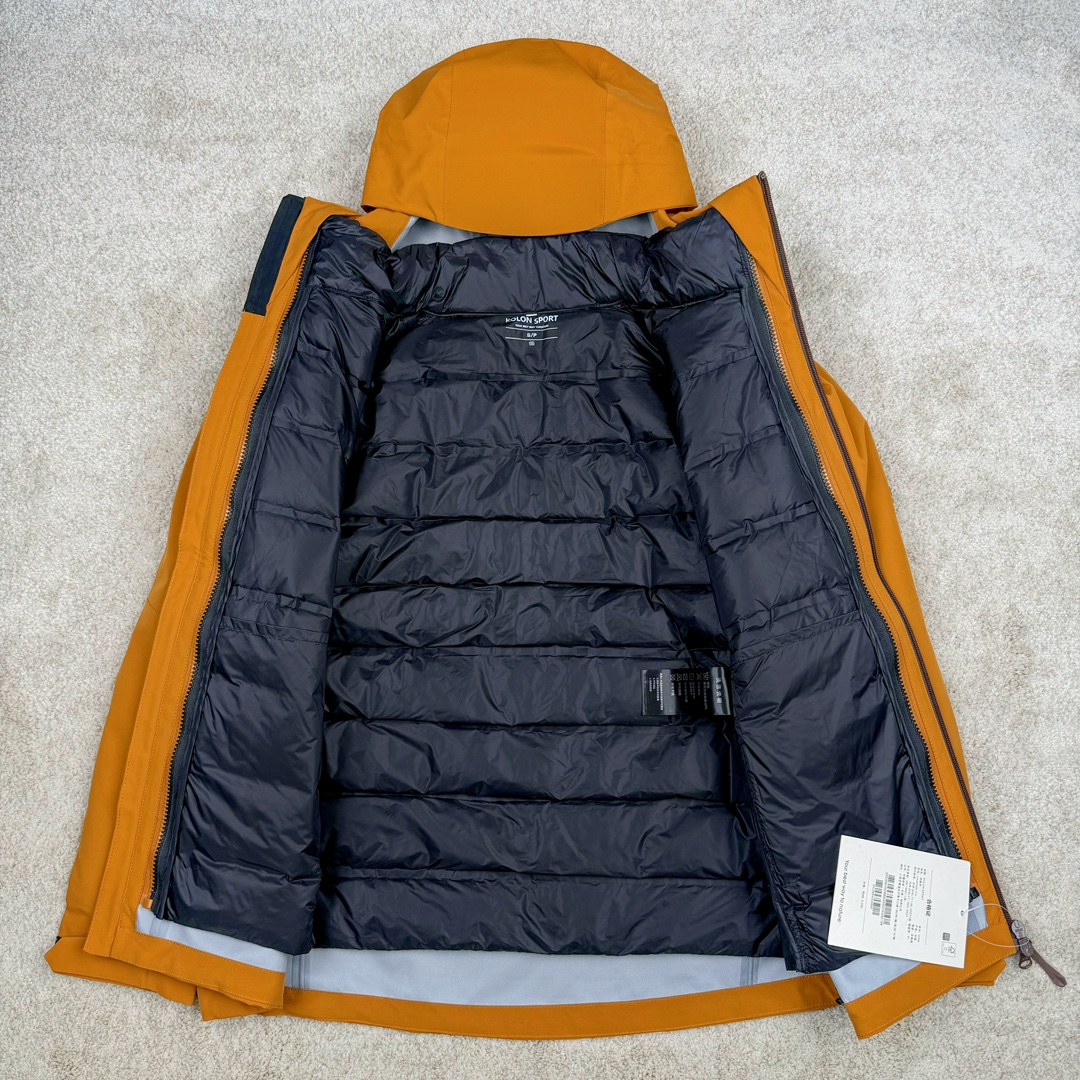 图片[3]-＃TZD KOLON SPORT CAMPING 可隆三合一系列抗撕中性廓形多口袋露营防水户外冲锋衣 设计理念：SPORT CAMPING 系列新品冲锋衣，质感十足，辅以“旁逸斜出”剪裁设计，一件解锁高级感随性气质，急尽致展现山系穿搭魅力，多场景演绎不同风格，彰显单品的时髦与实穿性，品质、设计以及精简的理念造就了其良好的性能，并能满足严苛环境下的使用需求。 面料+特点： ✅双拼接进口 3层压胶 3L GORE-TEX 复合面料 ✅GORE-TEX防水、防风、透气、轻量、抗撕裂耐磨，透气5000➕。 ✅ 采用先进的高端户外全身压胶拼接，内里采用进口飘柔纱，做工也都整整齐齐，更加考验工厂技术。 ✅ 融合户外技术和都市审美风格，SPORT CAMPING 系列 多用途高性能服装适合多种活动和环境穿着。 ✅ 连帽设计可调帽子抽绳，保暖头盔兼容Drop Hood™，弧形帽檐，更好的防风防雨不遮眼 ✅插手口袋内里设有网纱分离，方便物品归纳整理，细心的小设计。 ✅高性能的简约设计，轻量而耐磨。 ✅袖口及袖子设计，冲切Velcro®魔术贴袖口粘扣带，减少累赘 功能+版型 ✅风格：机车风 ✅版型：宽松版型 工艺： ✅ 这款冲锋采用GORE- TEX面料，防水、透气、抗撕裂技术性与多变的风格相融合，巧妙且实用的功能彰显出其卓越的功能性。AB拼接面料风格前卫，不仅防风防水，同时还能应对多变天气，两个都是秋冬的大热色系，简直就是户外人的宝藏福音。款式易于搭配，采用独特的立体口袋设计，呈现独特的风格外观。上身宽松时尚、同时又有冲锋衣的机能感，是每人必备的宝藏户外单品。 ​尺码：S M L XL 2XL 3XL-选品中心
