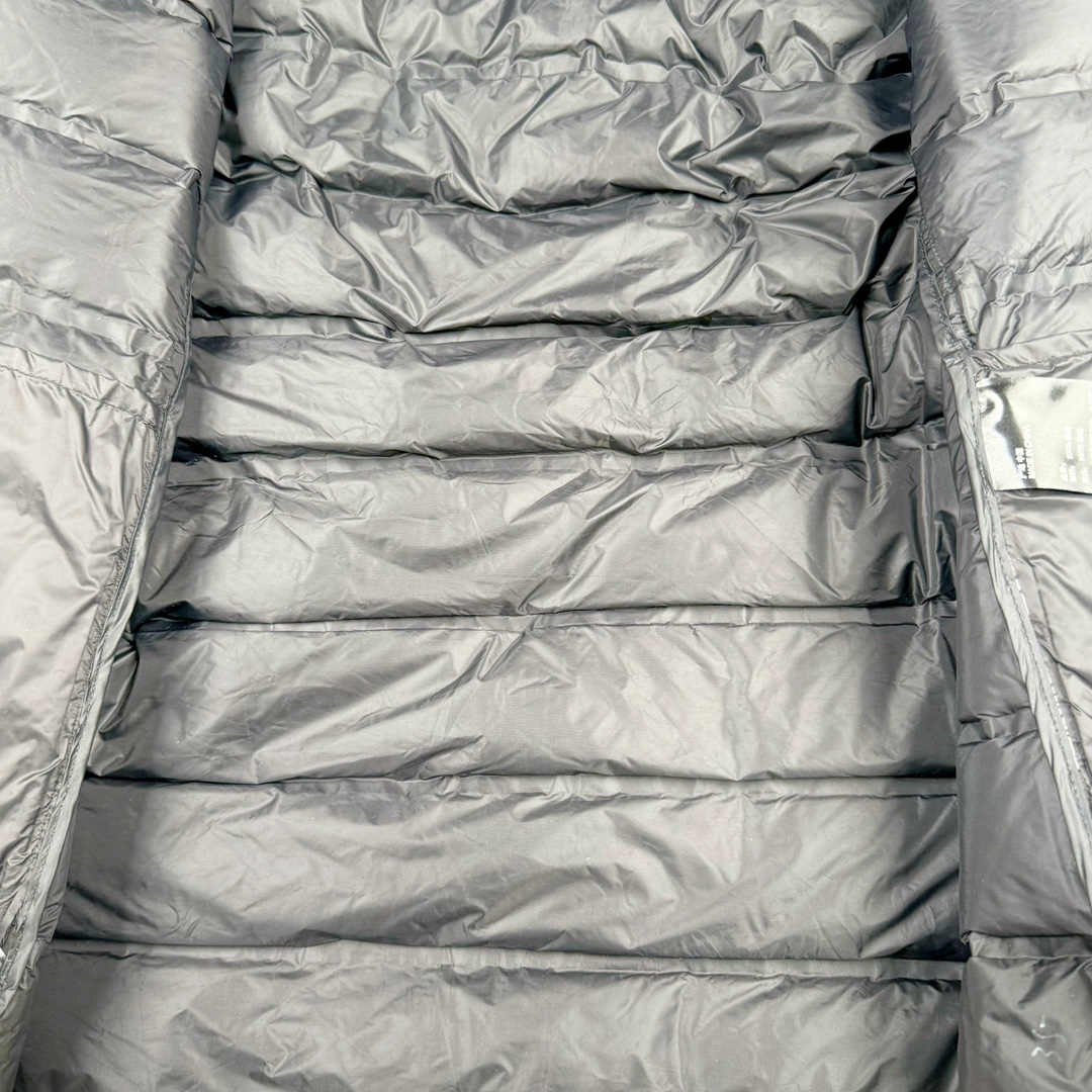 图片[13]-＃TZD KOLON SPORT CAMPING 可隆三合一系列抗撕中性廓形多口袋露营防水户外冲锋衣 设计理念：SPORT CAMPING 系列新品冲锋衣，质感十足，辅以“旁逸斜出”剪裁设计，一件解锁高级感随性气质，急尽致展现山系穿搭魅力，多场景演绎不同风格，彰显单品的时髦与实穿性，品质、设计以及精简的理念造就了其良好的性能，并能满足严苛环境下的使用需求。 面料+特点： ✅双拼接进口 3层压胶 3L GORE-TEX 复合面料 ✅GORE-TEX防水、防风、透气、轻量、抗撕裂耐磨，透气5000➕。 ✅ 采用先进的高端户外全身压胶拼接，内里采用进口飘柔纱，做工也都整整齐齐，更加考验工厂技术。 ✅ 融合户外技术和都市审美风格，SPORT CAMPING 系列 多用途高性能服装适合多种活动和环境穿着。 ✅ 连帽设计可调帽子抽绳，保暖头盔兼容Drop Hood™，弧形帽檐，更好的防风防雨不遮眼 ✅插手口袋内里设有网纱分离，方便物品归纳整理，细心的小设计。 ✅高性能的简约设计，轻量而耐磨。 ✅袖口及袖子设计，冲切Velcro®魔术贴袖口粘扣带，减少累赘 功能+版型 ✅风格：机车风 ✅版型：宽松版型 工艺： ✅ 这款冲锋采用GORE- TEX面料，防水、透气、抗撕裂技术性与多变的风格相融合，巧妙且实用的功能彰显出其卓越的功能性。AB拼接面料风格前卫，不仅防风防水，同时还能应对多变天气，两个都是秋冬的大热色系，简直就是户外人的宝藏福音。款式易于搭配，采用独特的立体口袋设计，呈现独特的风格外观。上身宽松时尚、同时又有冲锋衣的机能感，是每人必备的宝藏户外单品。 ​尺码：S M L XL 2XL 3XL-选品中心