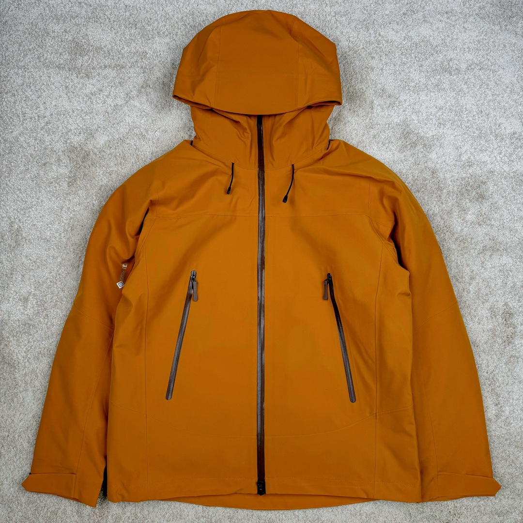 ＃TZD KOLON SPORT CAMPING 可隆三合一系列抗撕中性廓形多口袋露营防水户外冲锋衣 设计理念：SPORT CAMPING 系列新品冲锋衣，质感十足，辅以“旁逸斜出”剪裁设计，一件解锁高级感随性气质，急尽致展现山系穿搭魅力，多场景演绎不同风格，彰显单品的时髦与实穿性，品质、设计以及精简的理念造就了其良好的性能，并能满足严苛环境下的使用需求。 面料+特点： ✅双拼接进口 3层压胶 3L GORE-TEX 复合面料 ✅GORE-TEX防水、防风、透气、轻量、抗撕裂耐磨，透气5000➕。 ✅ 采用先进的高端户外全身压胶拼接，内里采用进口飘柔纱，做工也都整整齐齐，更加考验工厂技术。 ✅ 融合户外技术和都市审美风格，SPORT CAMPING 系列 多用途高性能服装适合多种活动和环境穿着。 ✅ 连帽设计可调帽子抽绳，保暖头盔兼容Drop Hood™，弧形帽檐，更好的防风防雨不遮眼 ✅插手口袋内里设有网纱分离，方便物品归纳整理，细心的小设计。 ✅高性能的简约设计，轻量而耐磨。 ✅袖口及袖子设计，冲切Velcro®魔术贴袖口粘扣带，减少累赘 功能+版型 ✅风格：机车风 ✅版型：宽松版型 工艺： ✅ 这款冲锋采用GORE- TEX面料，防水、透气、抗撕裂技术性与多变的风格相融合，巧妙且实用的功能彰显出其卓越的功能性。AB拼接面料风格前卫，不仅防风防水，同时还能应对多变天气，两个都是秋冬的大热色系，简直就是户外人的宝藏福音。款式易于搭配，采用独特的立体口袋设计，呈现独特的风格外观。上身宽松时尚、同时又有冲锋衣的机能感，是每人必备的宝藏户外单品。 ​尺码：S M L XL 2XL 3XL-选品中心