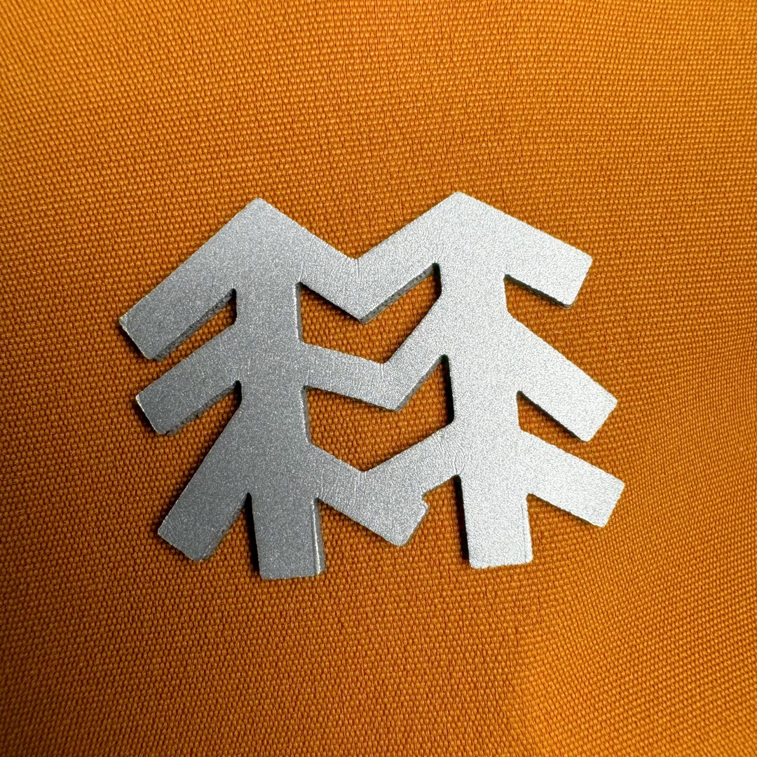 图片[10]-＃TZD KOLON SPORT CAMPING 可隆三合一系列抗撕中性廓形多口袋露营防水户外冲锋衣 设计理念：SPORT CAMPING 系列新品冲锋衣，质感十足，辅以“旁逸斜出”剪裁设计，一件解锁高级感随性气质，急尽致展现山系穿搭魅力，多场景演绎不同风格，彰显单品的时髦与实穿性，品质、设计以及精简的理念造就了其良好的性能，并能满足严苛环境下的使用需求。 面料+特点： ✅双拼接进口 3层压胶 3L GORE-TEX 复合面料 ✅GORE-TEX防水、防风、透气、轻量、抗撕裂耐磨，透气5000➕。 ✅ 采用先进的高端户外全身压胶拼接，内里采用进口飘柔纱，做工也都整整齐齐，更加考验工厂技术。 ✅ 融合户外技术和都市审美风格，SPORT CAMPING 系列 多用途高性能服装适合多种活动和环境穿着。 ✅ 连帽设计可调帽子抽绳，保暖头盔兼容Drop Hood™，弧形帽檐，更好的防风防雨不遮眼 ✅插手口袋内里设有网纱分离，方便物品归纳整理，细心的小设计。 ✅高性能的简约设计，轻量而耐磨。 ✅袖口及袖子设计，冲切Velcro®魔术贴袖口粘扣带，减少累赘 功能+版型 ✅风格：机车风 ✅版型：宽松版型 工艺： ✅ 这款冲锋采用GORE- TEX面料，防水、透气、抗撕裂技术性与多变的风格相融合，巧妙且实用的功能彰显出其卓越的功能性。AB拼接面料风格前卫，不仅防风防水，同时还能应对多变天气，两个都是秋冬的大热色系，简直就是户外人的宝藏福音。款式易于搭配，采用独特的立体口袋设计，呈现独特的风格外观。上身宽松时尚、同时又有冲锋衣的机能感，是每人必备的宝藏户外单品。 ​尺码：S M L XL 2XL 3XL-选品中心